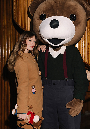 TKANINOWA KURTKA DAMSKA Z ZAPIĘCIEM NA KOŁKI I MOTYWEM MISIA USZATKA — SAMANTA TKANINOWA KURTKA DAMSKA Z ZAPIĘCIEM NA KOŁKI I MOTYWEM MISIA USZATKA — SAMANTA