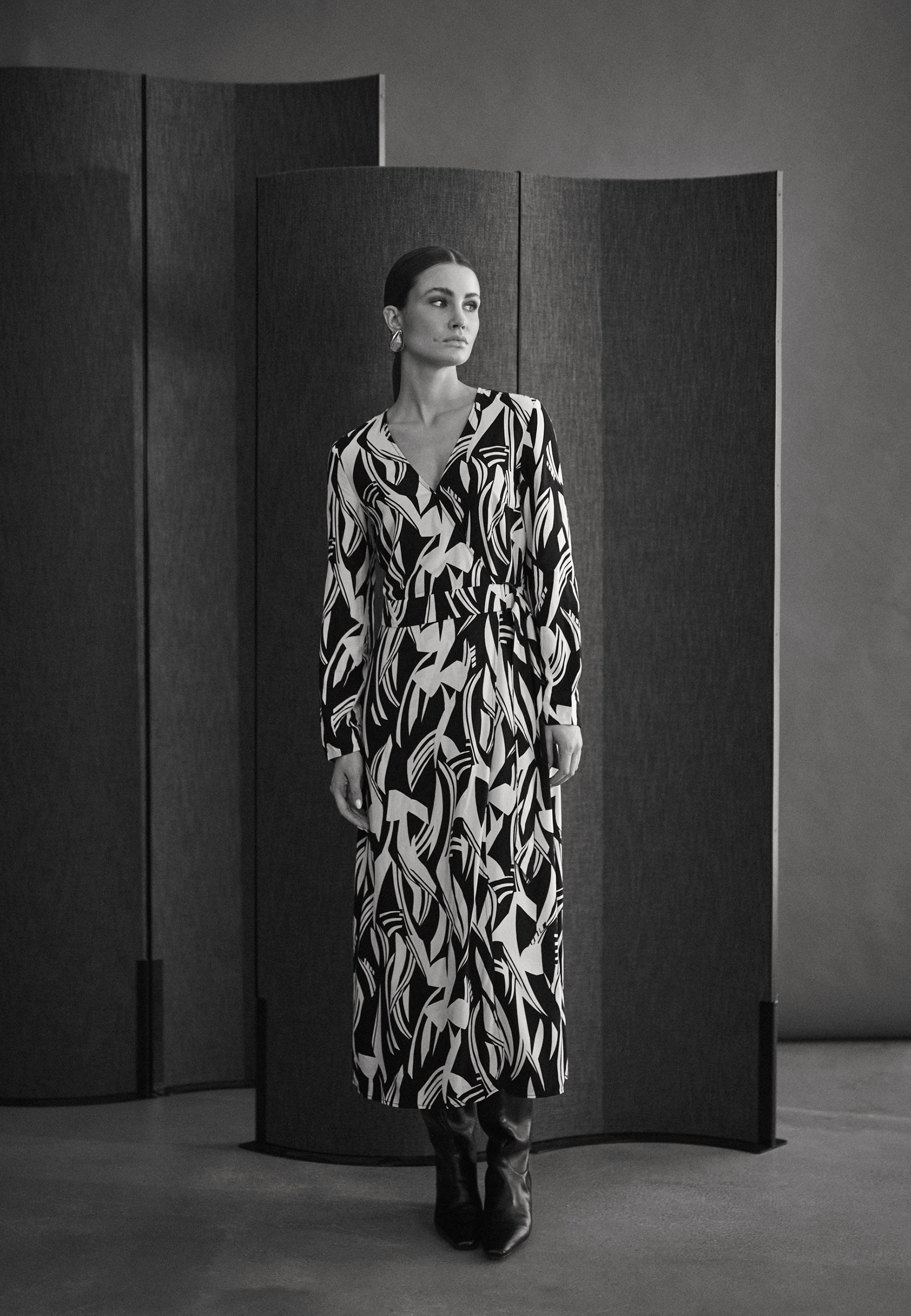 KOPERTOWA SUKIENKA Z AUTORSKIM WZOREM - GOLTE 1 CZARNY 2