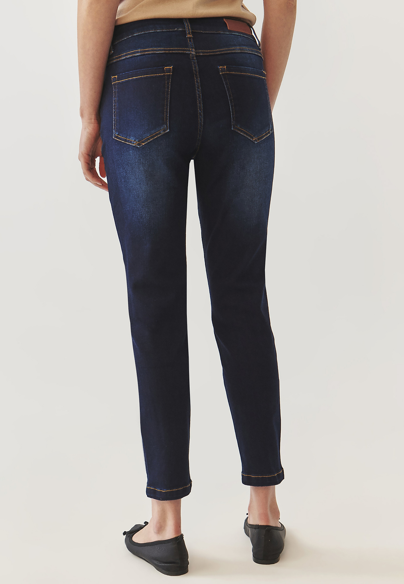 FITTED LADIES’ JEANS WITH DECORATIVE FRONT SEAMS - SARO 1 FITTED LADIES’ JEANS WITH DECORATIVE FRONT SEAMS - SARO 1 BLUE 99125