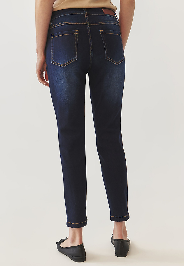FITTED LADIES’ JEANS WITH DECORATIVE FRONT SEAMS - SARO 1 FITTED LADIES’ JEANS WITH DECORATIVE FRONT SEAMS - SARO 1 BLUE 4