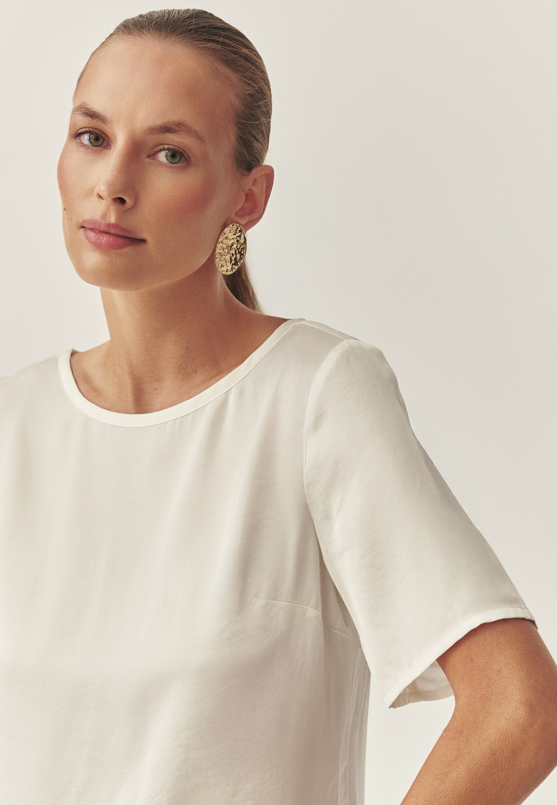 WISKOZOWA BLUZKA DAMSKA Z KRÓTKIM RĘKAWEM - MEKJA 1