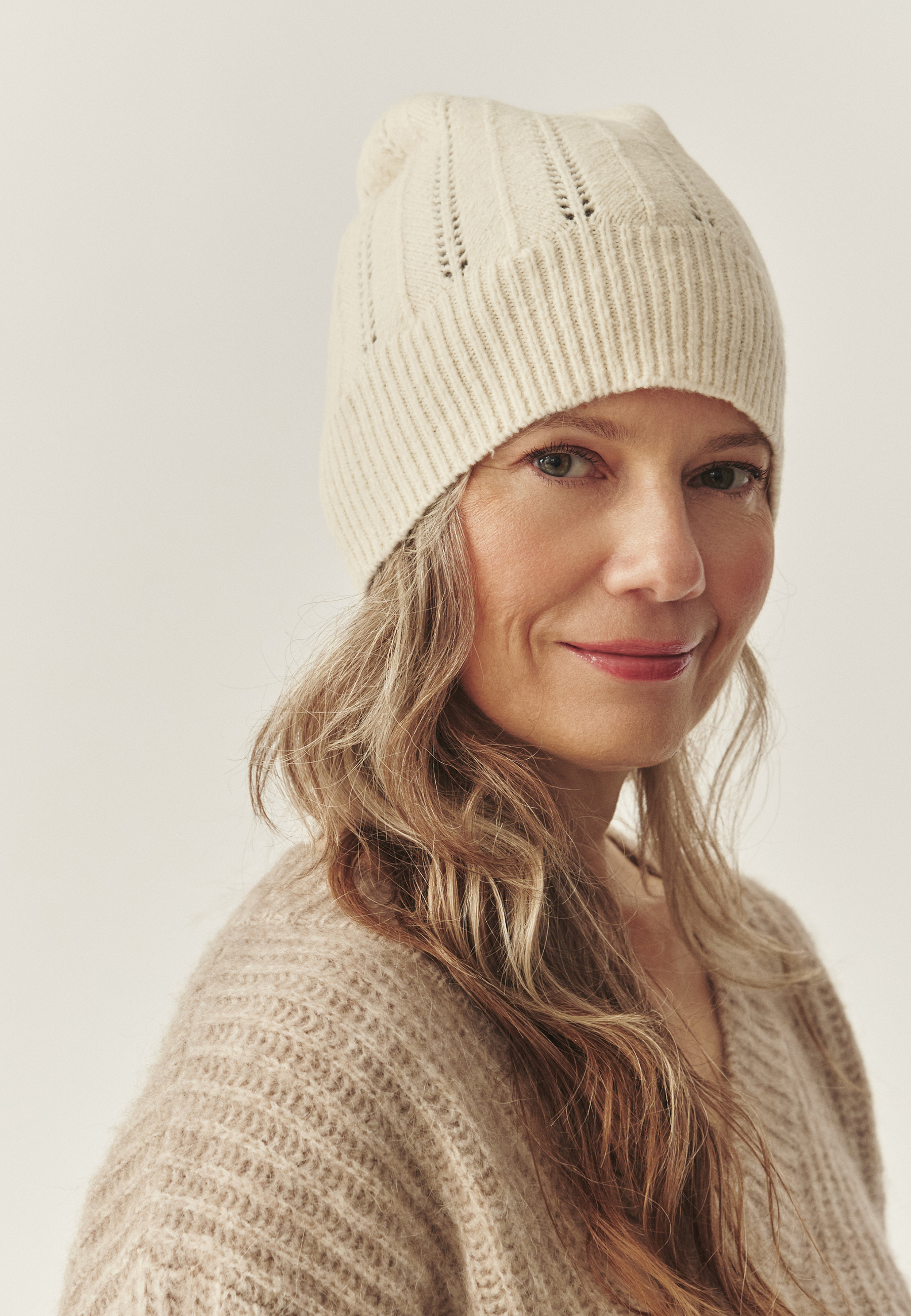 KLASICKÁ ČEPICE S PŘÍMĚSÍ VLNY – DERA ECRU 2