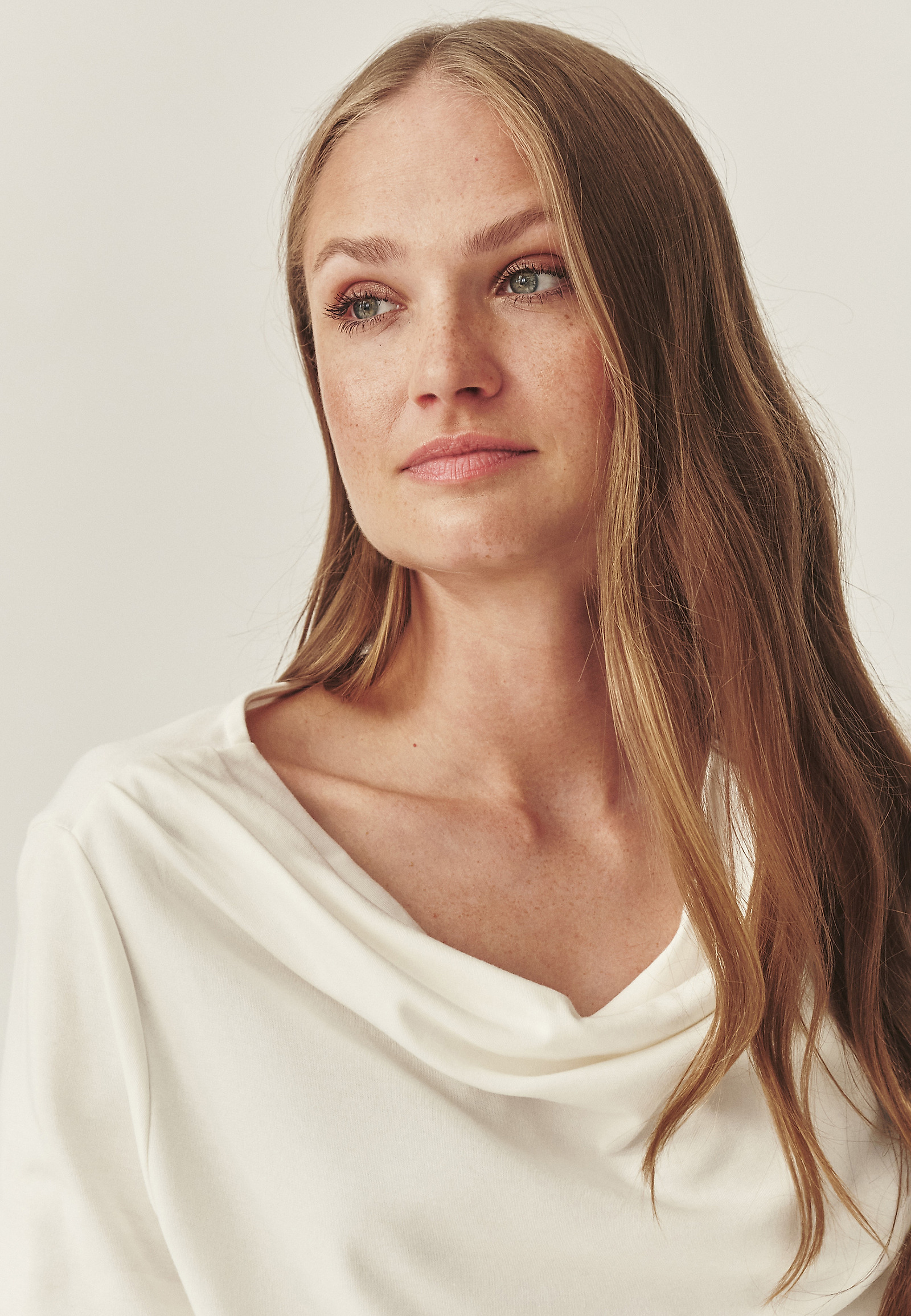 CLASSIC BLOUSE VÍZSZERŰ KIVÁGÁSSAL - RITA CLASSIC BLOUSE VÍZSZERŰ KIVÁGÁSSAL - RITA EKRÜ 115371