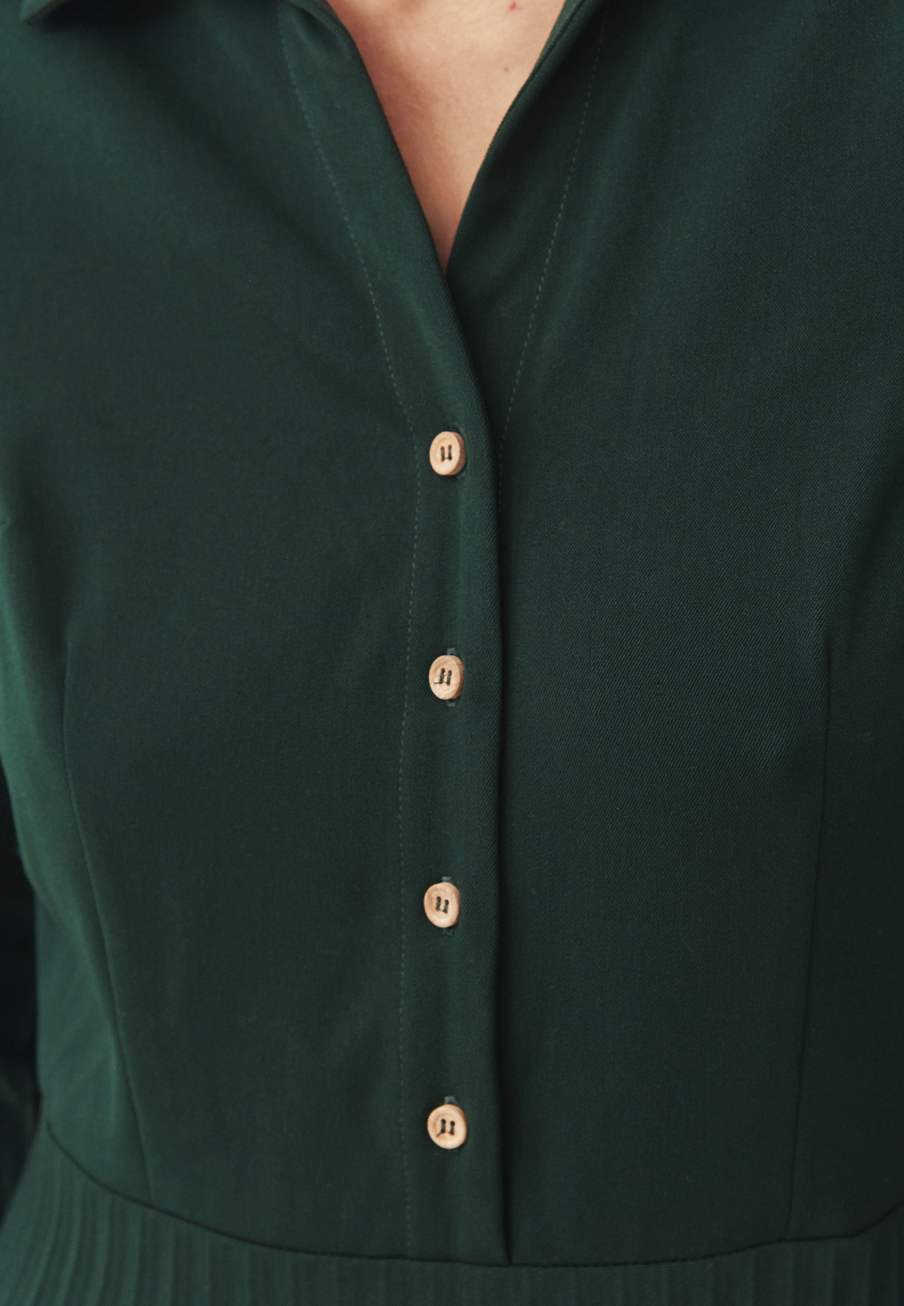 OBLEKA IZ BLAGA Z OVRATNIKOM IN NAGUBANIM SPODNJIM DELOM - NOKA ZELENA 2