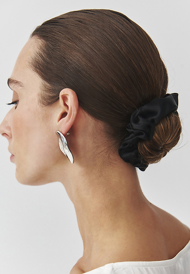 JEDWABNA SCRUNCHIE DO WŁOSÓW — GUMI JEDWABNA SCRUNCHIE DO WŁOSÓW — GUMI CZARNY 2