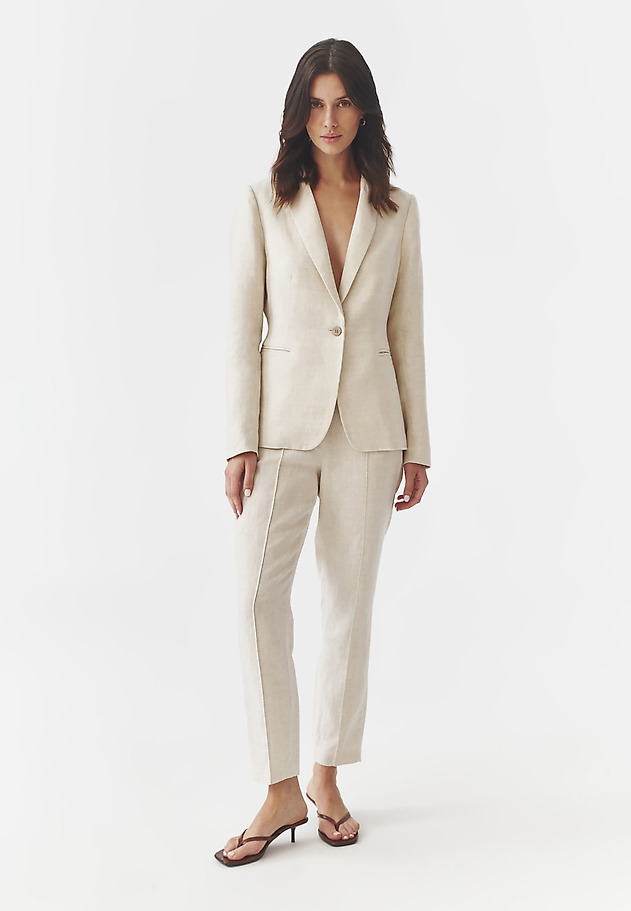 STYLISH LADIES’ BLAZER WITH COCONUT BUTTON - KAREMA 2 STYLISH LADIES’ BLAZER WITH COCONUT BUTTON - KAREMA 2 BEŻOWY 2