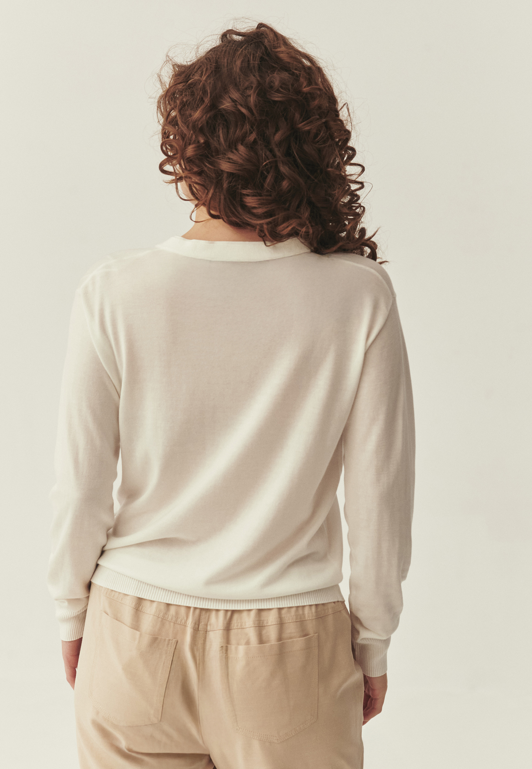 SWETER Z DOMIESZKĄ JEDWABIU - TELLA BIAŁY 2