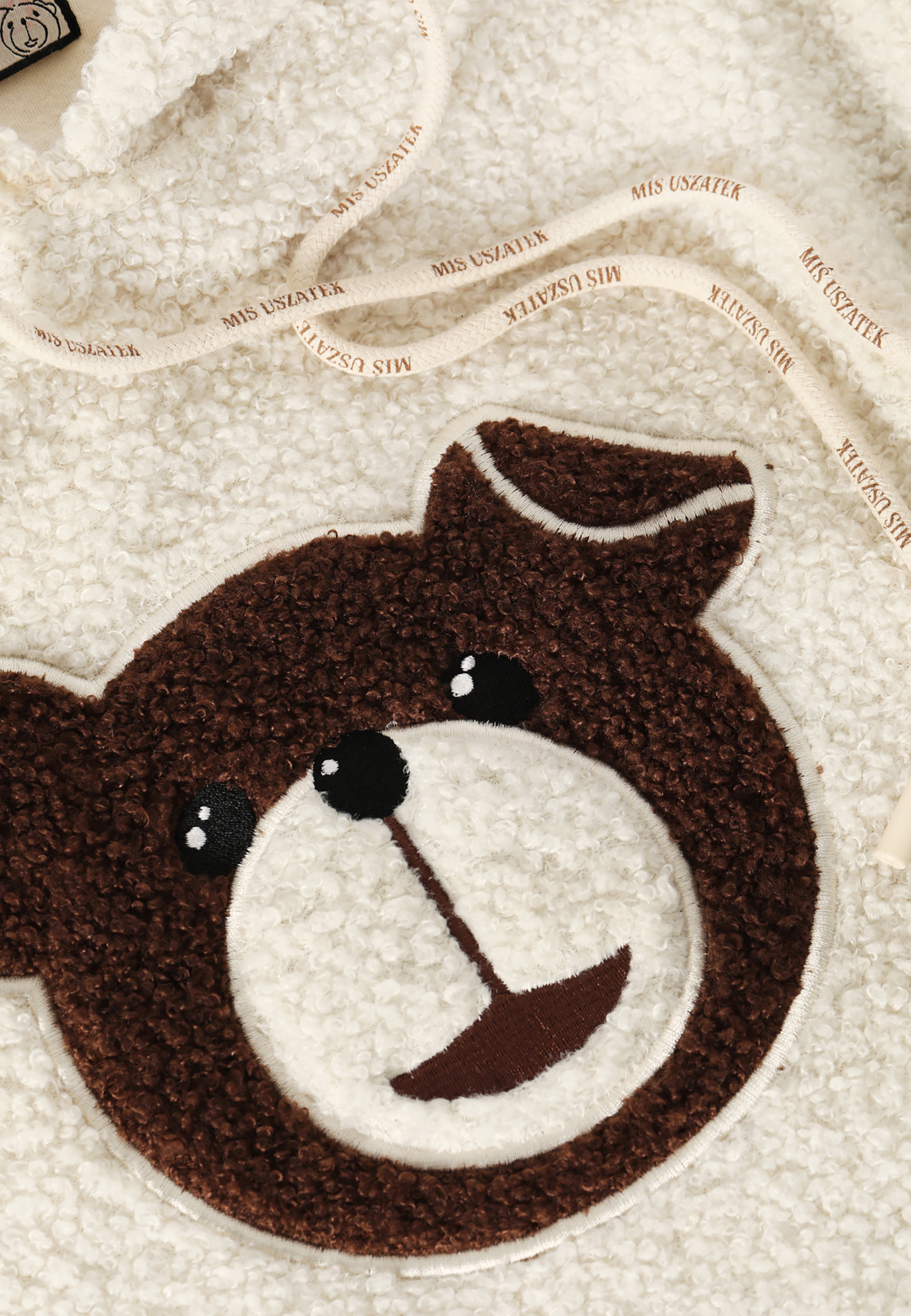 PÁNSKA MIKINA Z OVČEJ KOŽE S NÁŠIVKOU S MOTÍVOM MACKA UŠKA MARAKIN