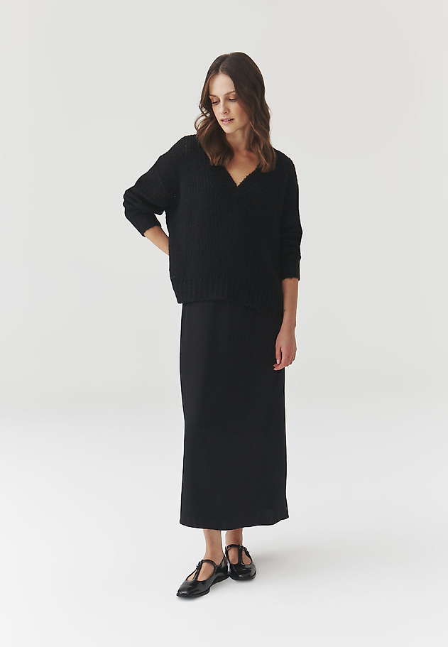OVERSIZE SVETER S VLNOU A MOHÉROM – DAHLIA OVERSIZE SVETER S VLNOU A MOHÉROM – DAHLIA ČIERNA 8