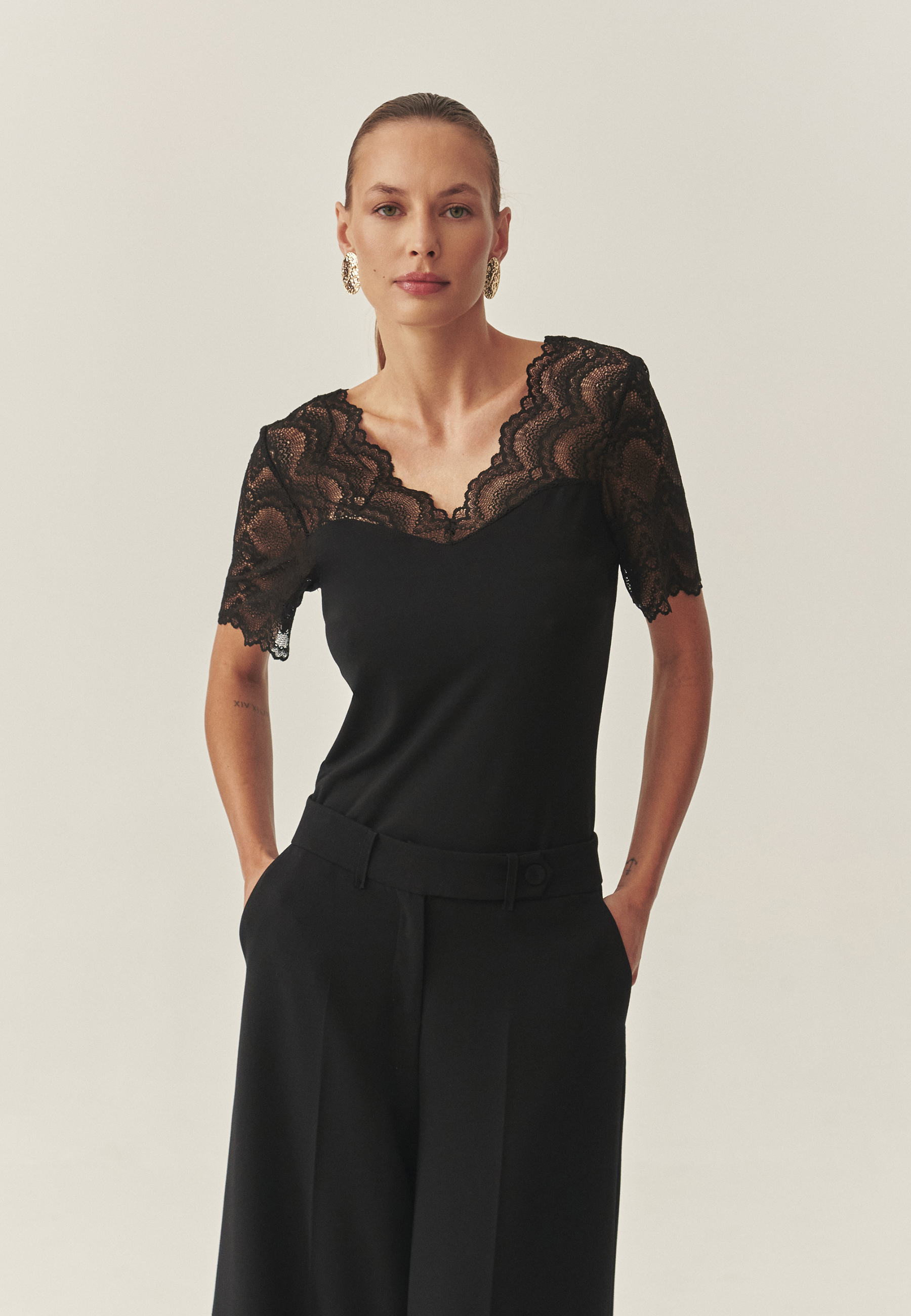 BLUZĂ DE DAMĂ, TRICOTATĂ, CU DECOLTEU DANTELAT — LACEY NEGRU 2