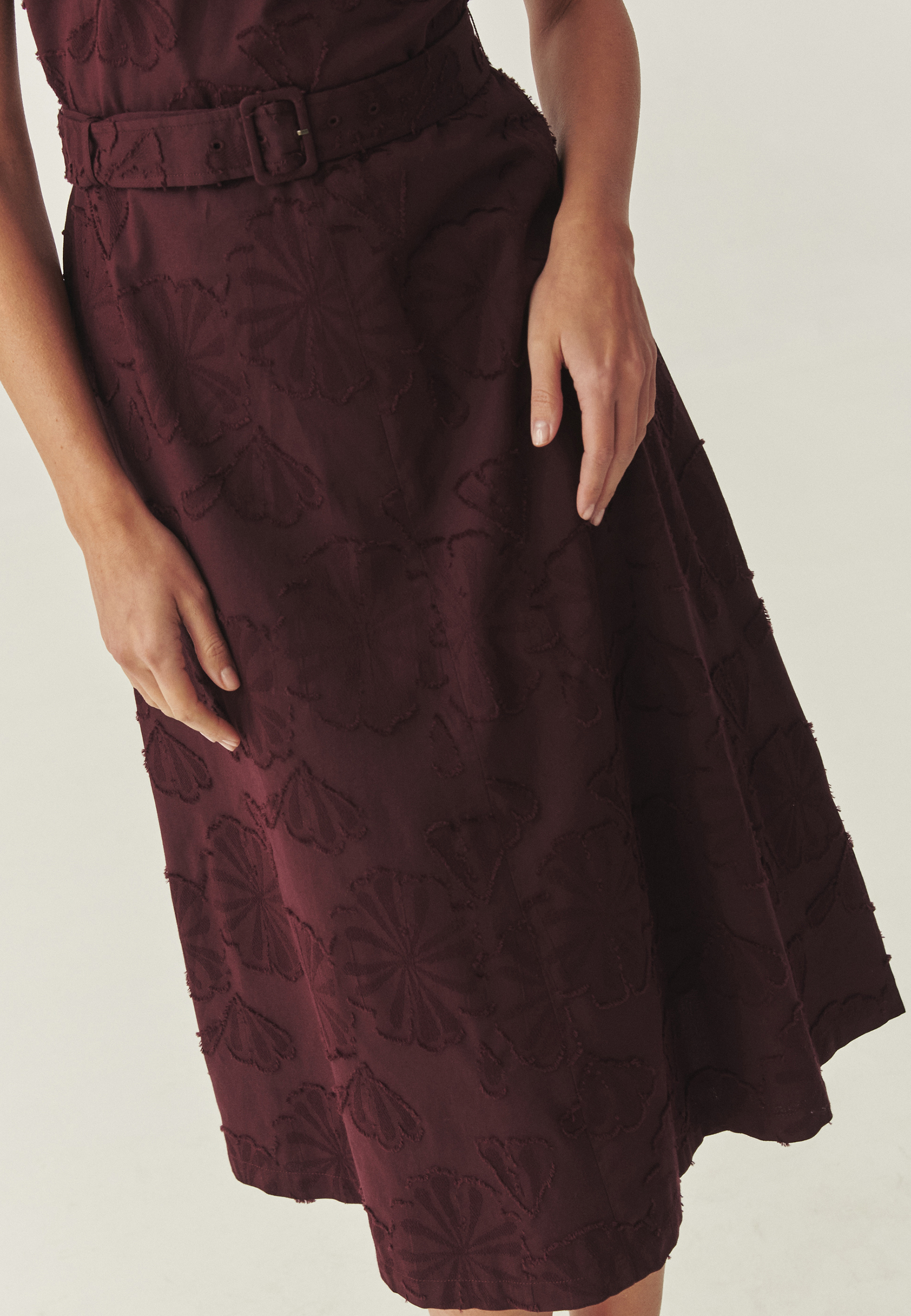 BAWEŁNIANA SUKIENKA MIDI Z KWIATOWYM HAFTEM - KAMI Z CZERWONY 2