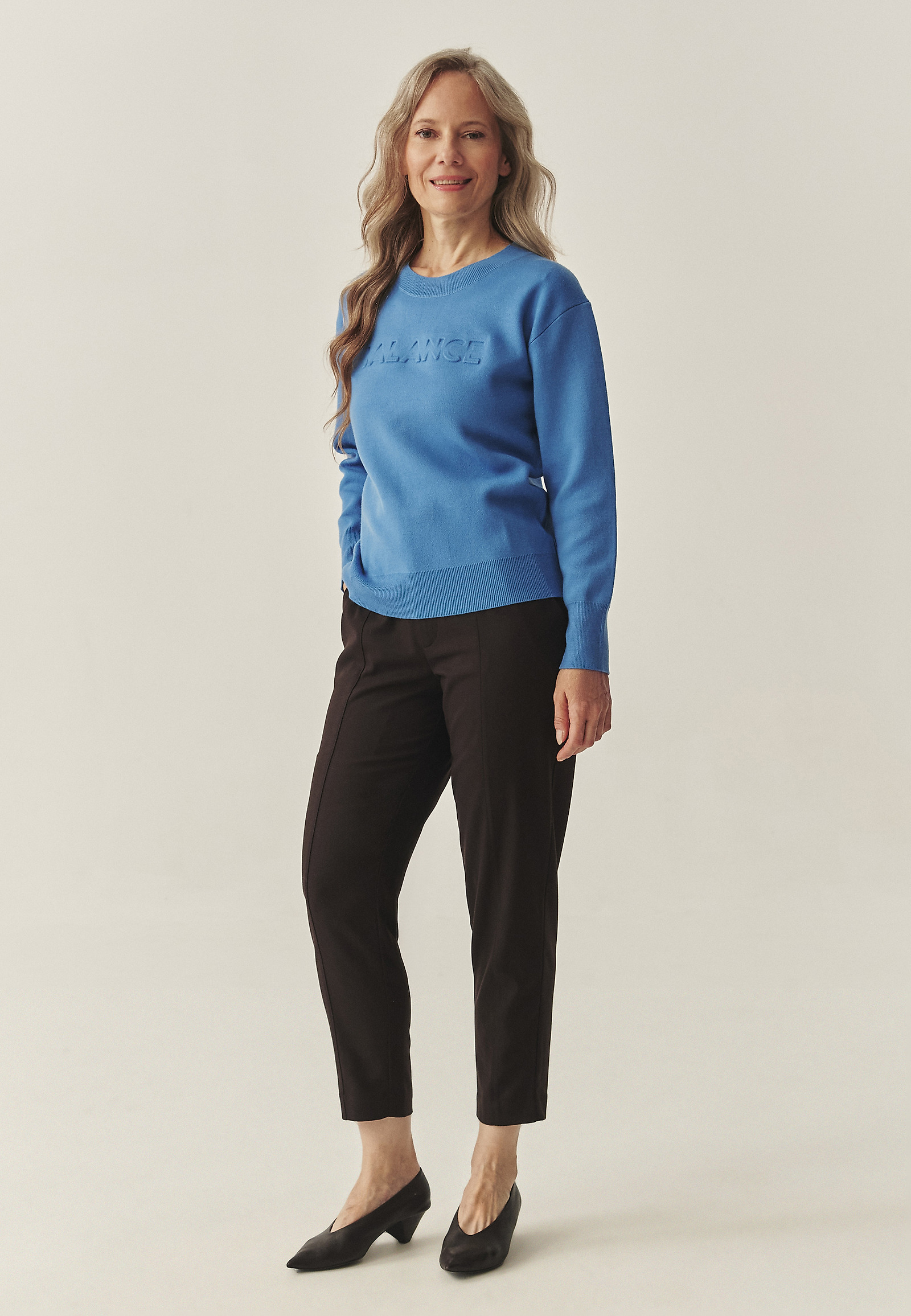 LADIES' SWEATER WITH A ROUND NECKLINE - BALAMI 1 LADIES' SWEATER WITH A ROUND NECKLINE - BALAMI 1 BLUE 117119