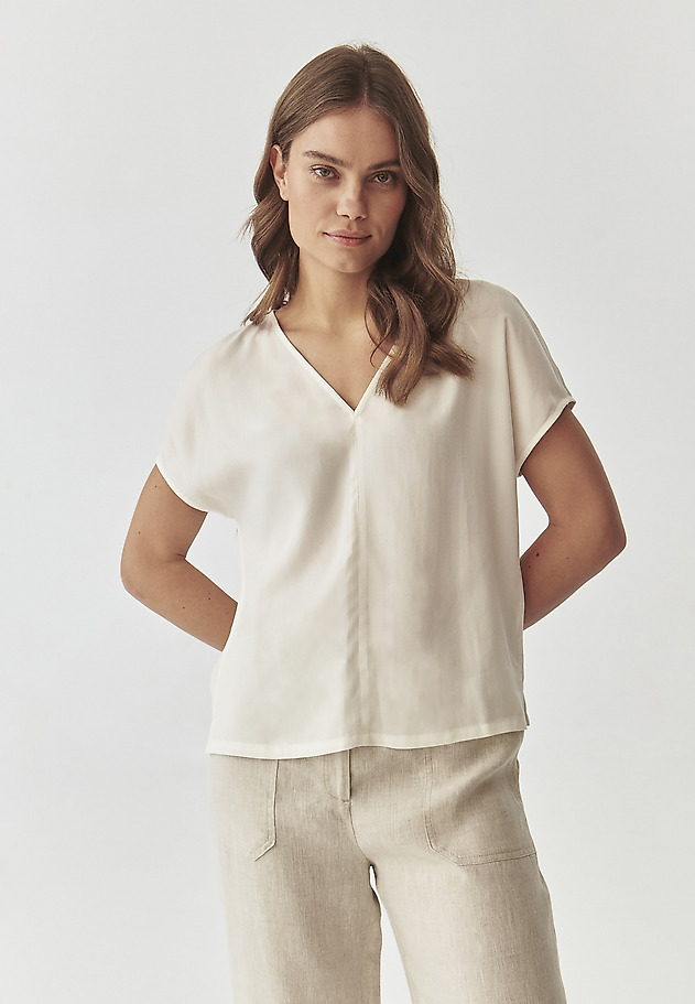 HÖLGYBLOUSE V-ALAKÚ NYAKKIVÁGÁSSAL - SIRO HÖLGYBLOUSE V-ALAKÚ NYAKKIVÁGÁSSAL - SIRO EKRÜ 1