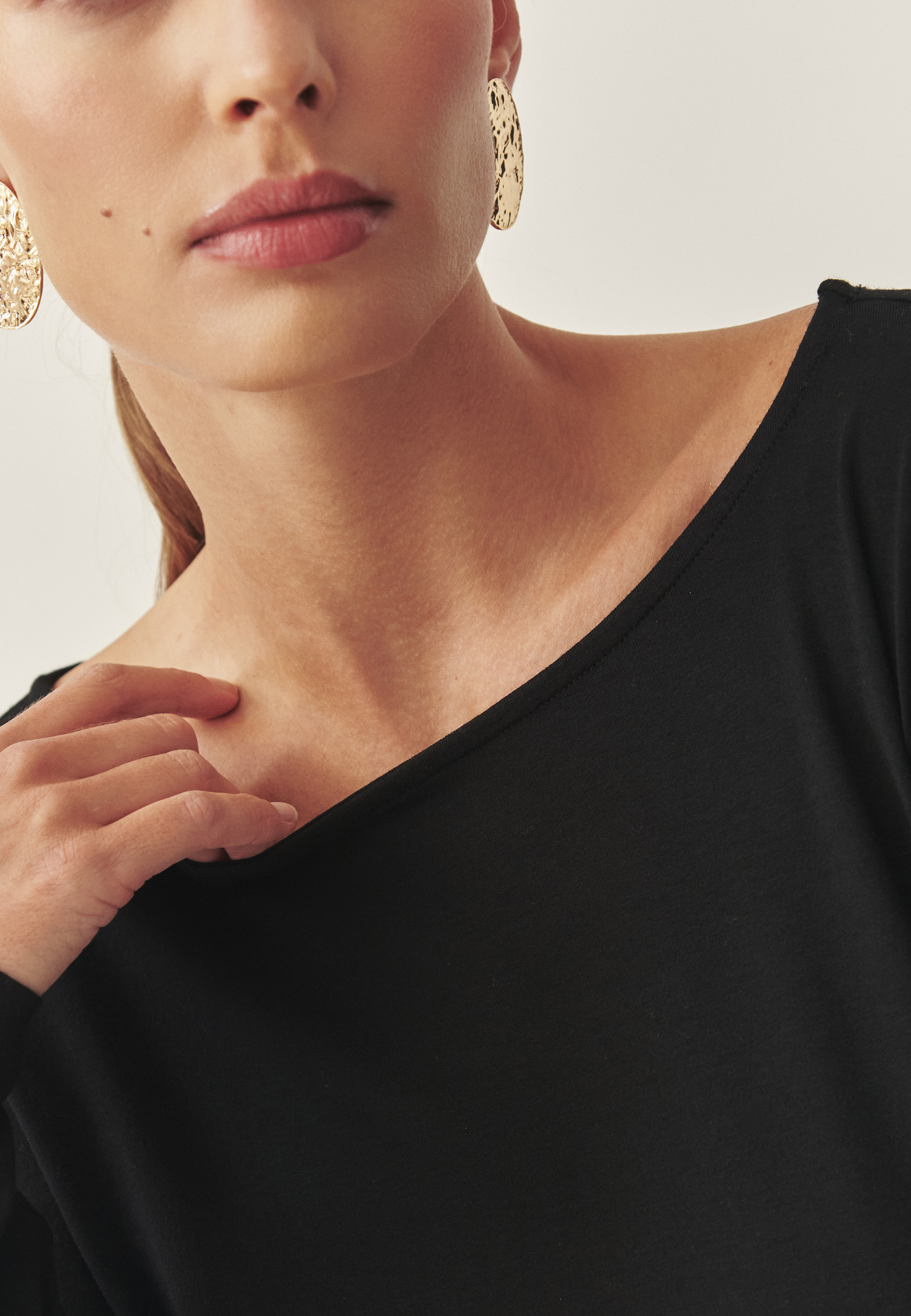 LADIES’ BLOUSE WITH DECORATIVE RUCHING - ZULA 1 BLACK 2