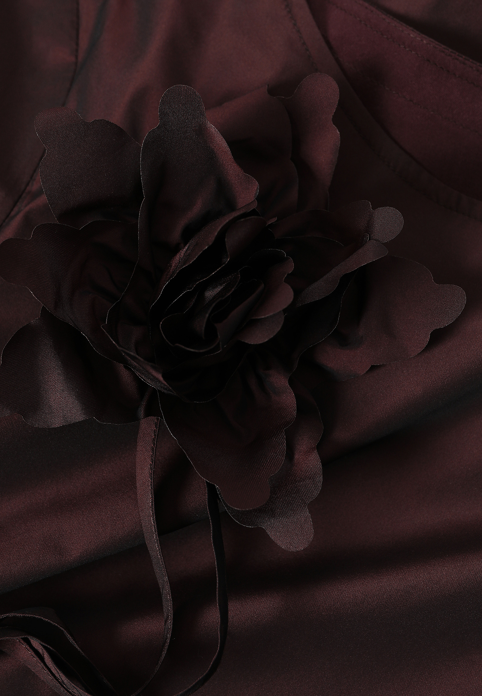 KRÁTKE ŠATY S KVETINOVÝM DEKORATÍVNYM ELEMENTOM - GRACI 1 KRÁTKE ŠATY S KVETINOVÝM DEKORATÍVNYM ELEMENTOM - GRACI 1 ČERVENÁ 116724