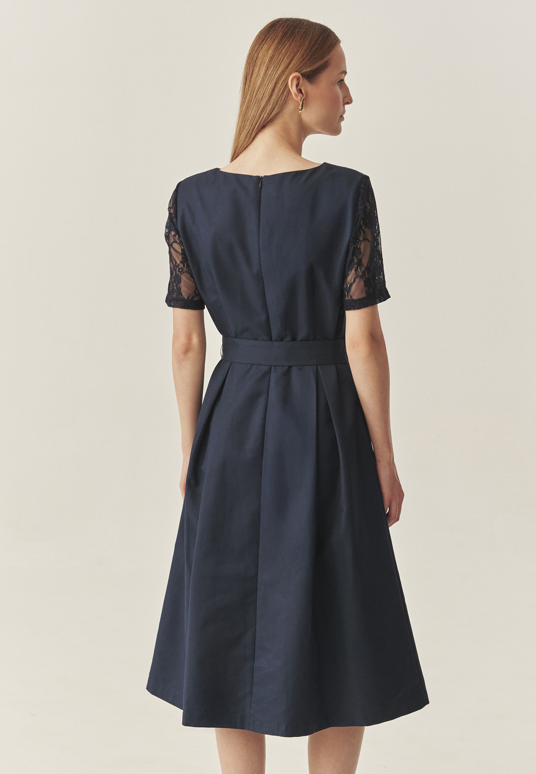 ROZKLOSZOWANA SUKIENKA MIDI Z KORONKOWYMI RĘKAWAMI — DUSTY GRANATOWY 2