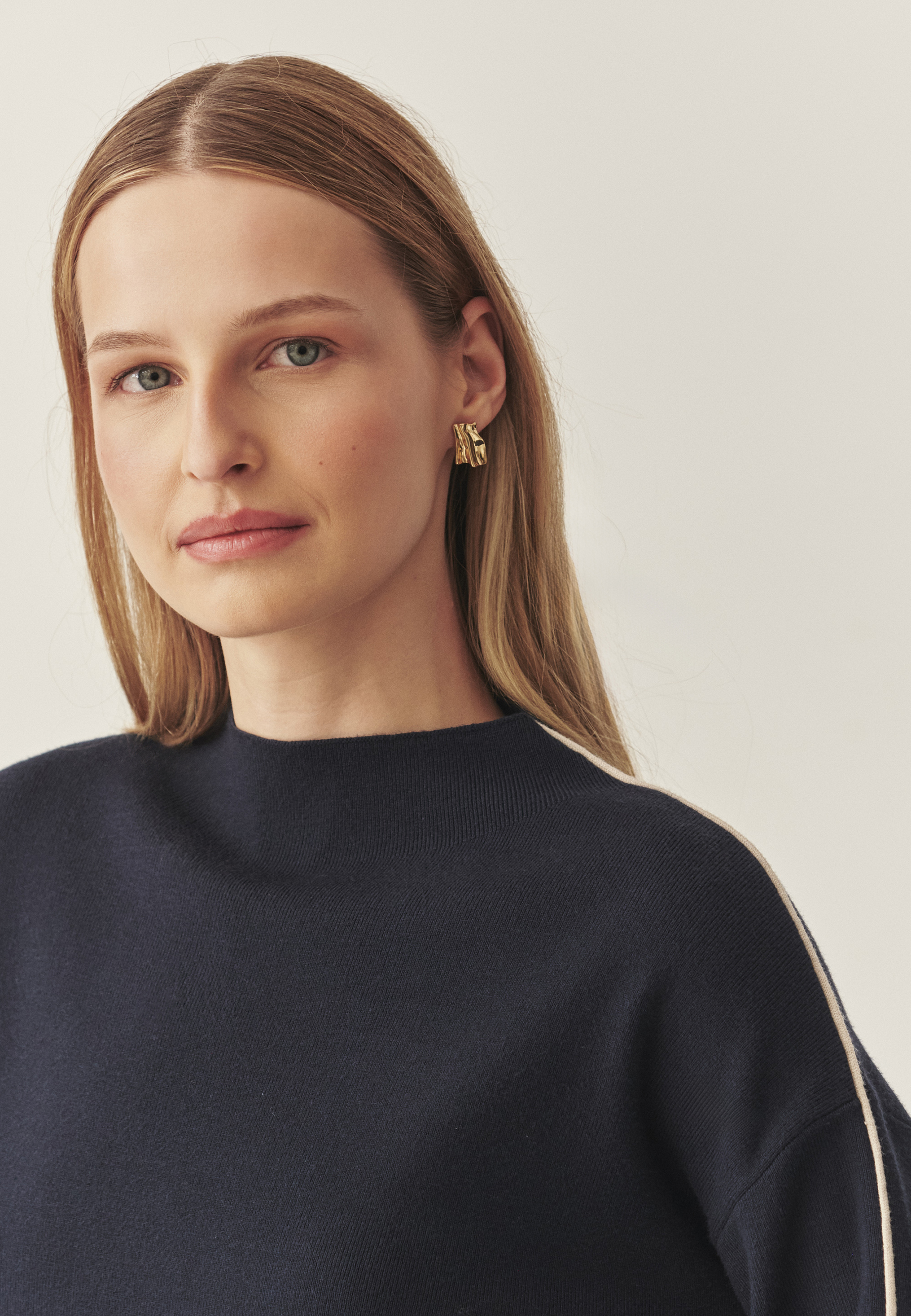 ROCHIE TRICOTATĂ CU CROIALĂ LEJERĂ CU DECOLTEU TIP BĂRCUȚĂ - CORA BLEUMARIN 2