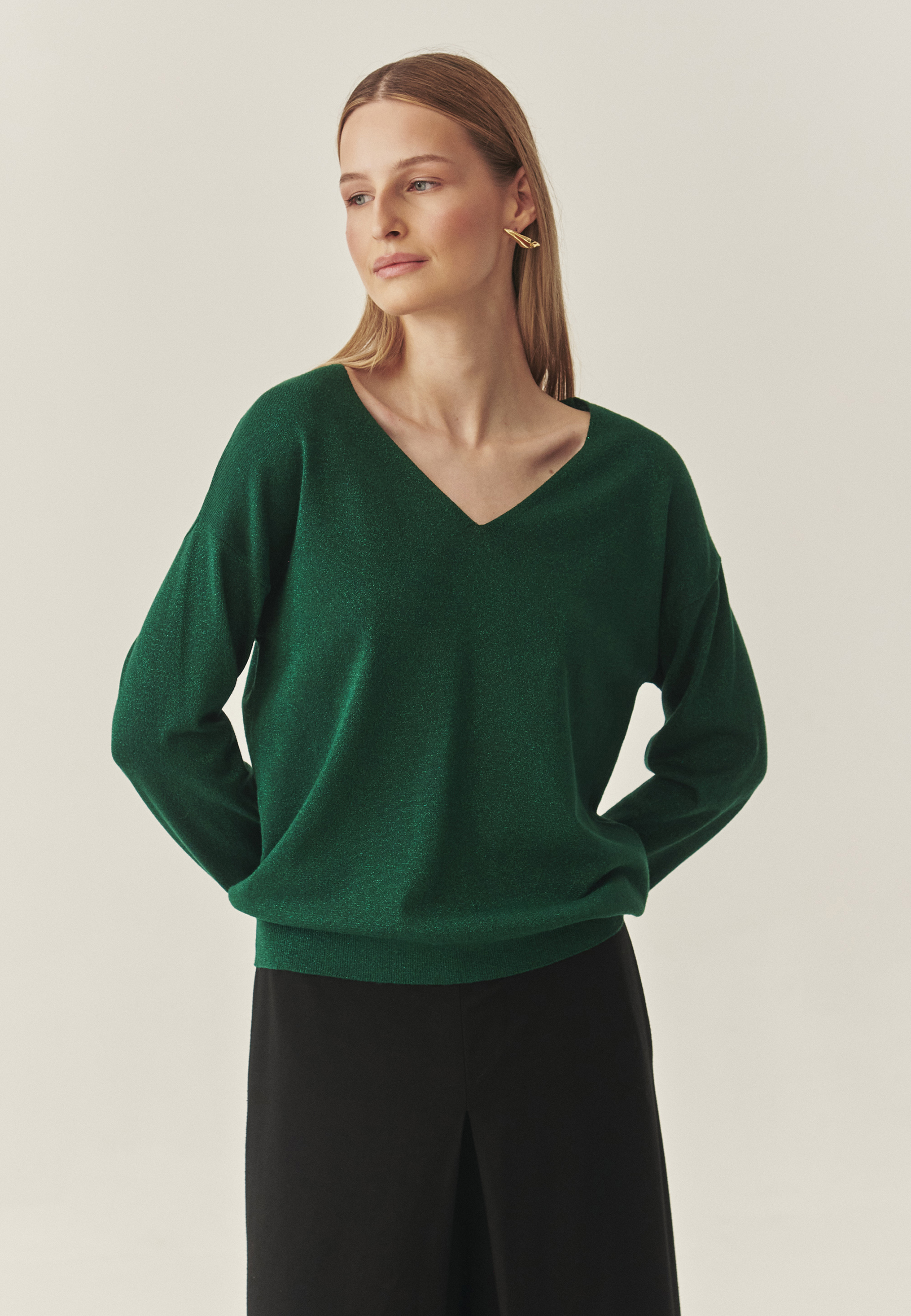 KLASIČNI ŽENSKI PULOVER Z V-IZREZOM IN SVETLEČO PREJO - FLARE