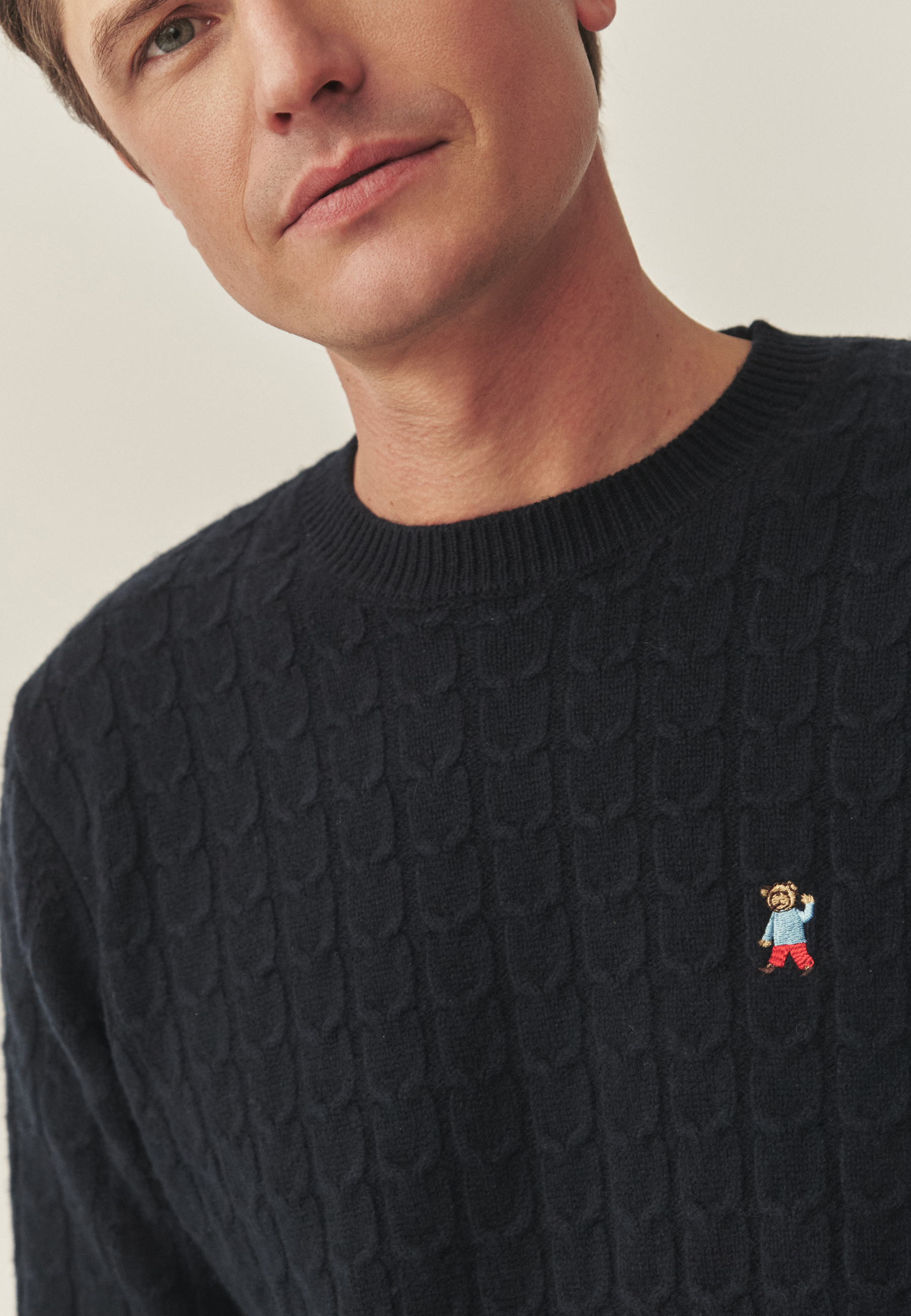 MĘSKI SWETER ZE STRUKTURALNYM WZOREM I MOTYWEM MISIA USZATKA — ANDREW GRANATOWY 2