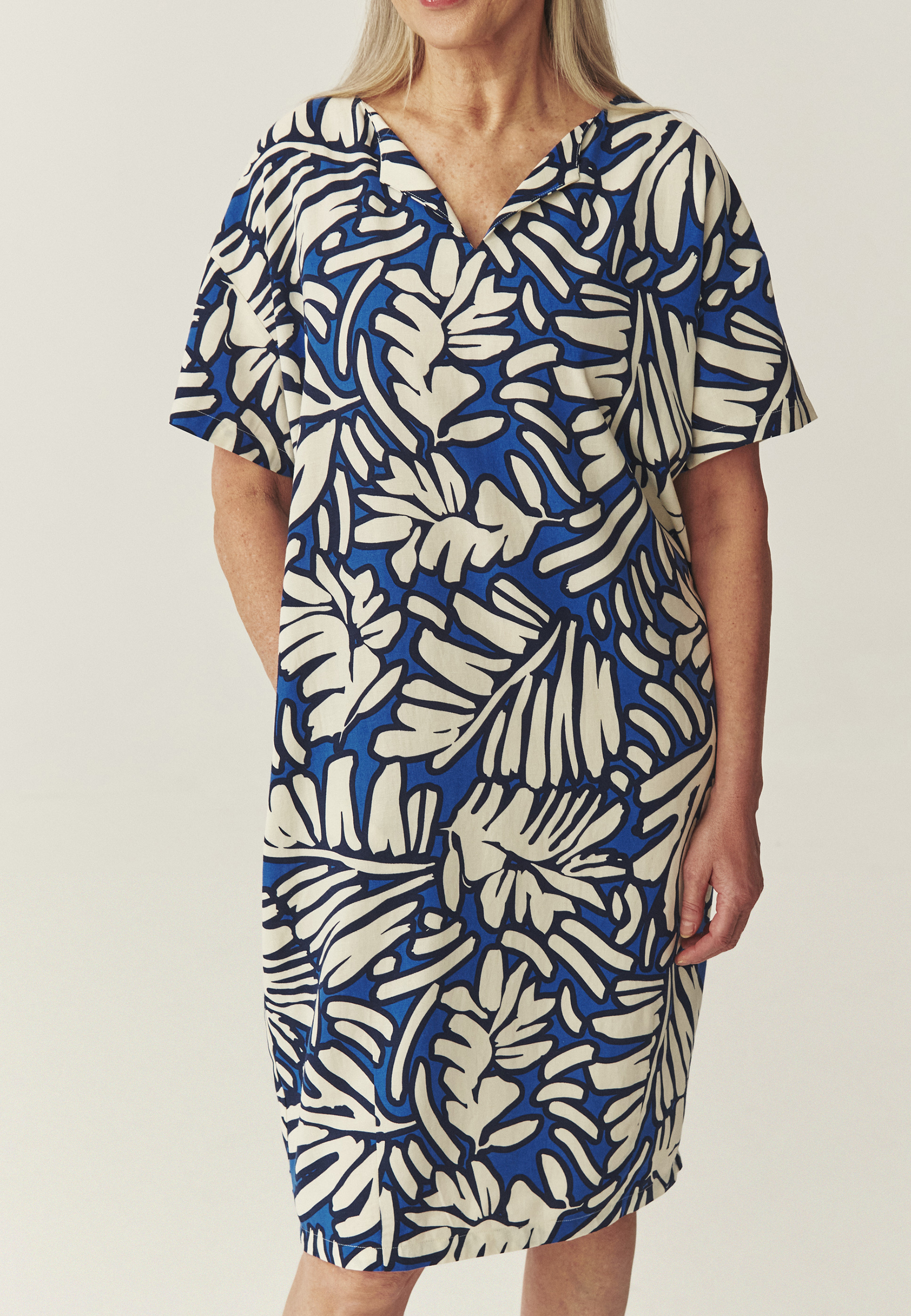 VOLNÉ ŠATY S ORIGINÁLNÍM VZOREM – OWERA 1