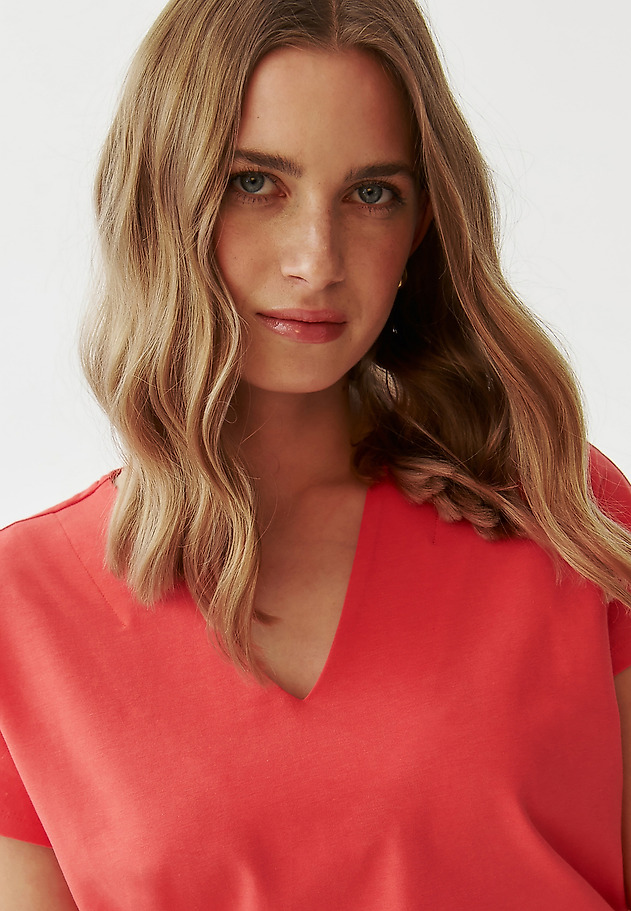 LADIES’ BLOUSE WITH V-SHAPED NECKLINE - NESTI LADIES’ BLOUSE WITH V-SHAPED NECKLINE - NESTI CZERWONY 1