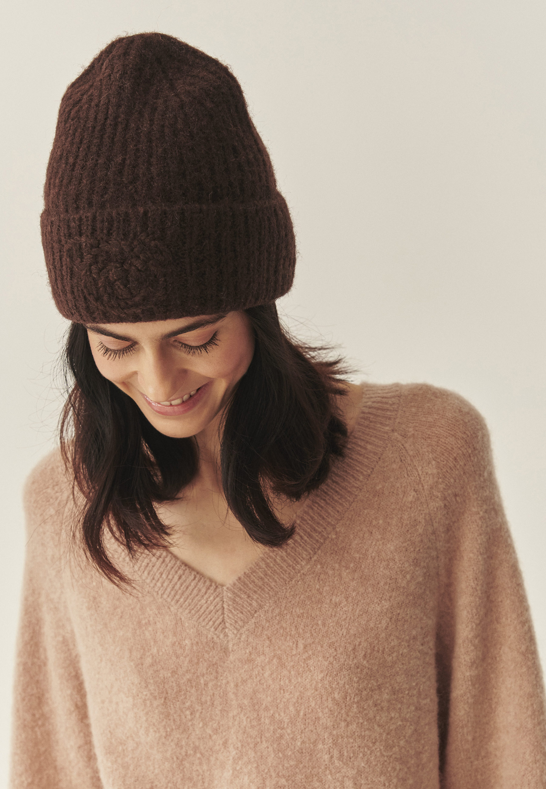 KLASICKÁ ČEPICE S VYŠÍVANÝM MEDVĚDEM USZATEK - NERIS 1 HNĚDÁ 2