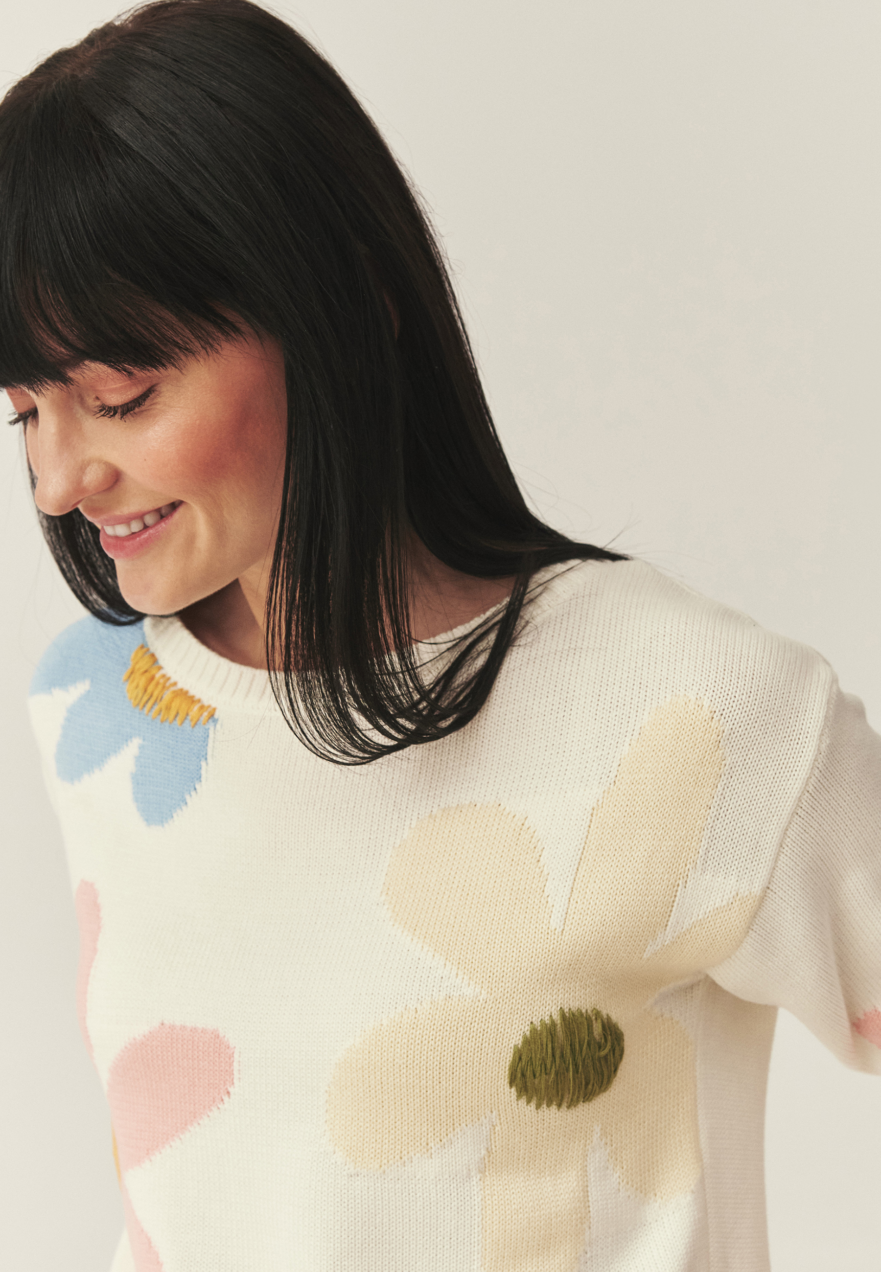 SVETER S JARNOU VÝŠIVKOU – MAY