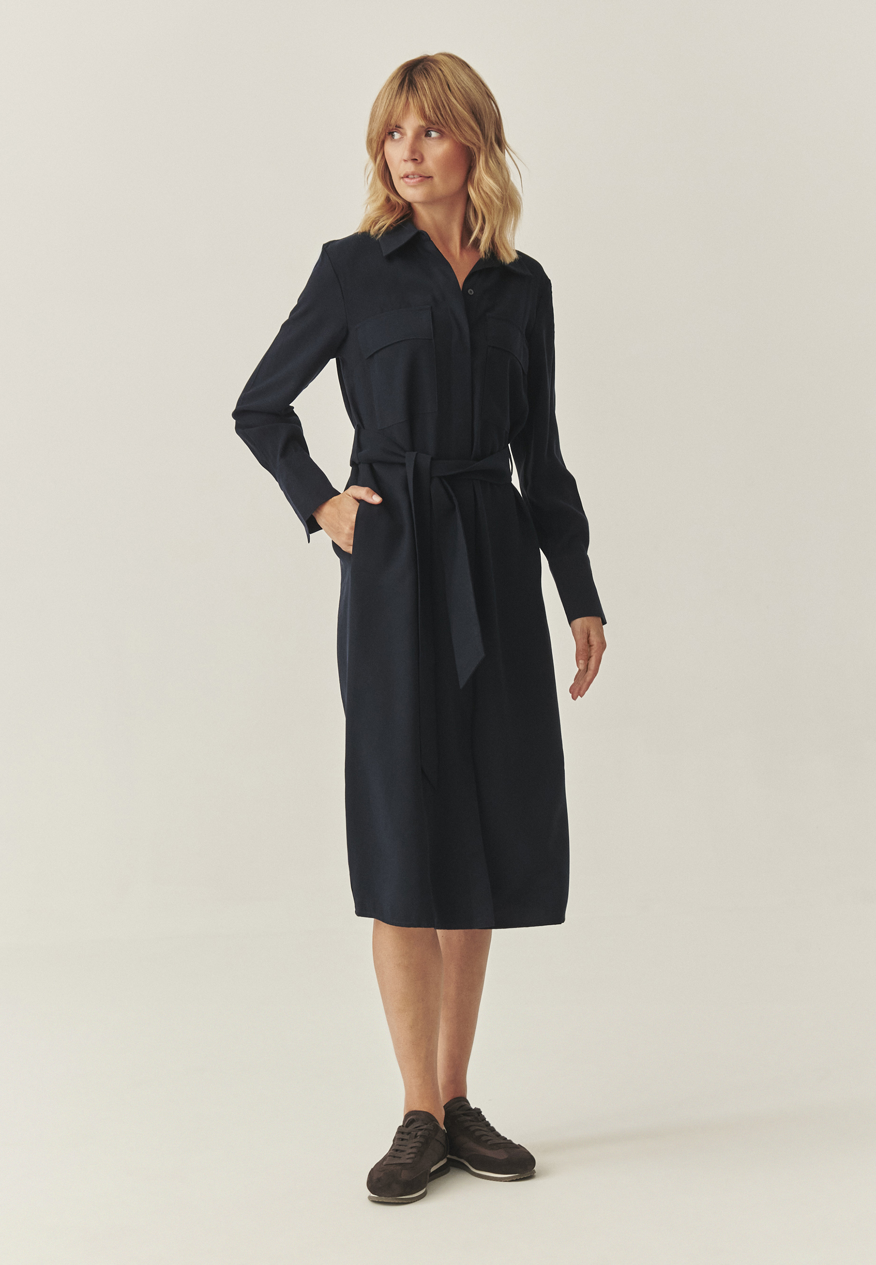 OBLEKA S KRATKIMI ROKEVI Z LENZING™ ECOVERO™ VISKOZO - WEST TEMNO MODRA 2