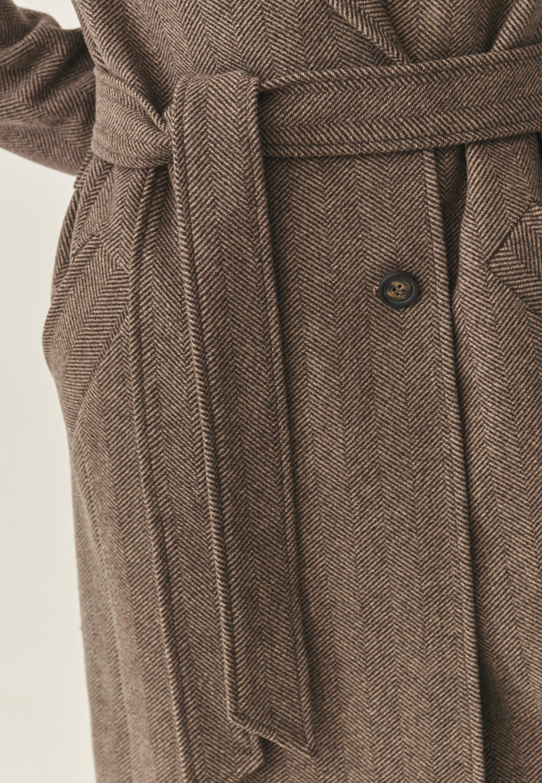 DVOJRADOVÝ DÁMSKY KABÁT TEXTILNÝ SO VZOROM RYBEJ KOSTI – TEA 1 BÉŽOVÁ 2