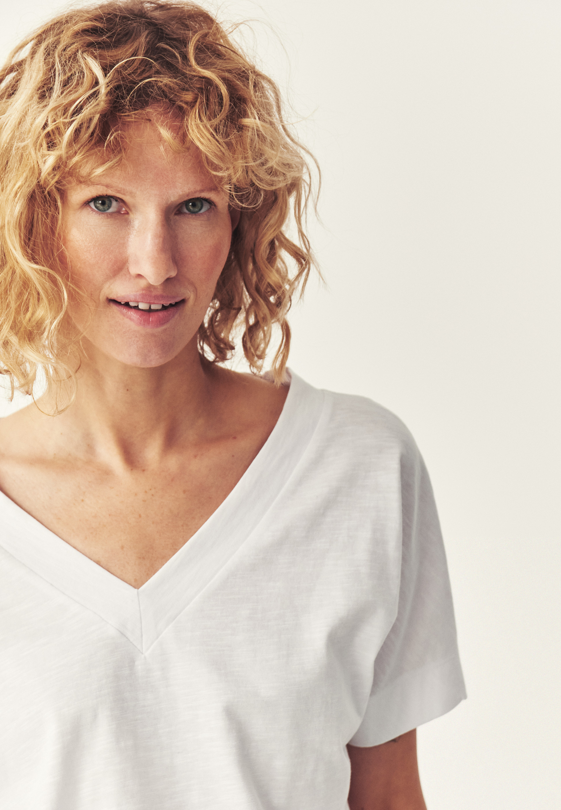 LUŹNY T-SHIRT Z BAWEŁNY - LALIQ