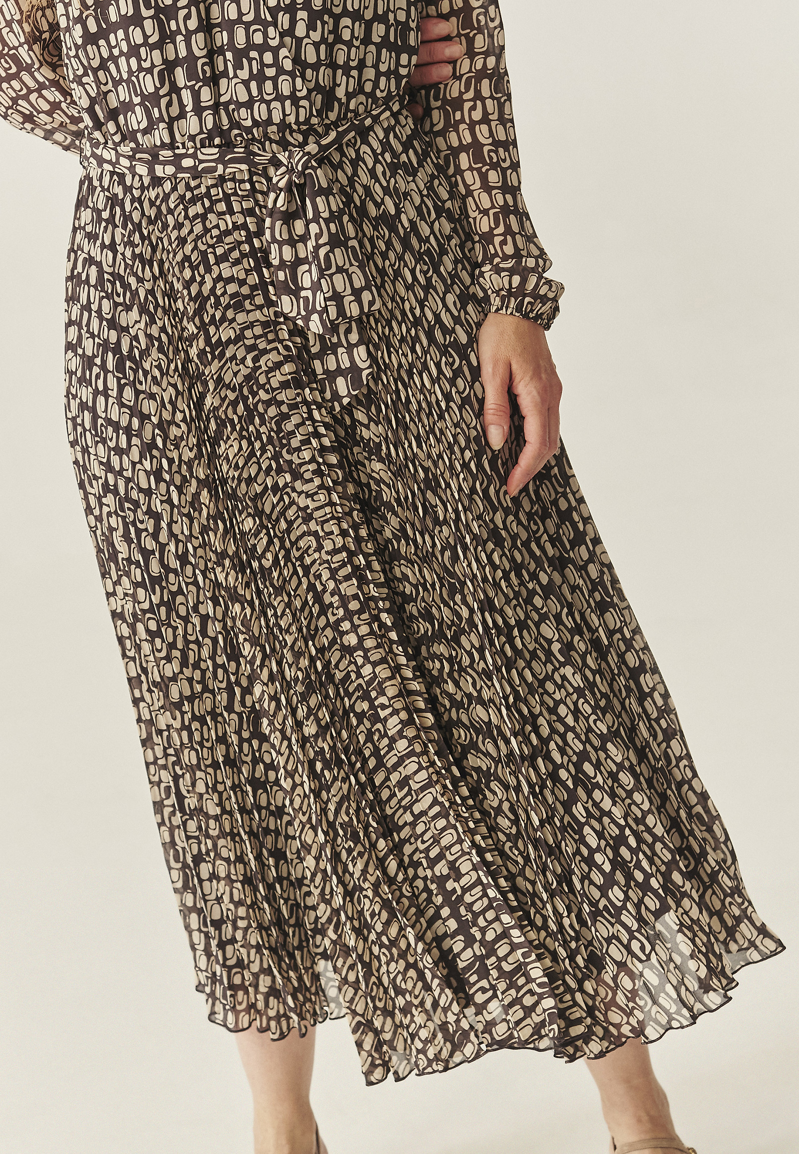 PLEATED DRESS WITH ORIGINAL DESIGN - IDA PLEATED DRESS WITH ORIGINAL DESIGN - IDA BROWN 117570