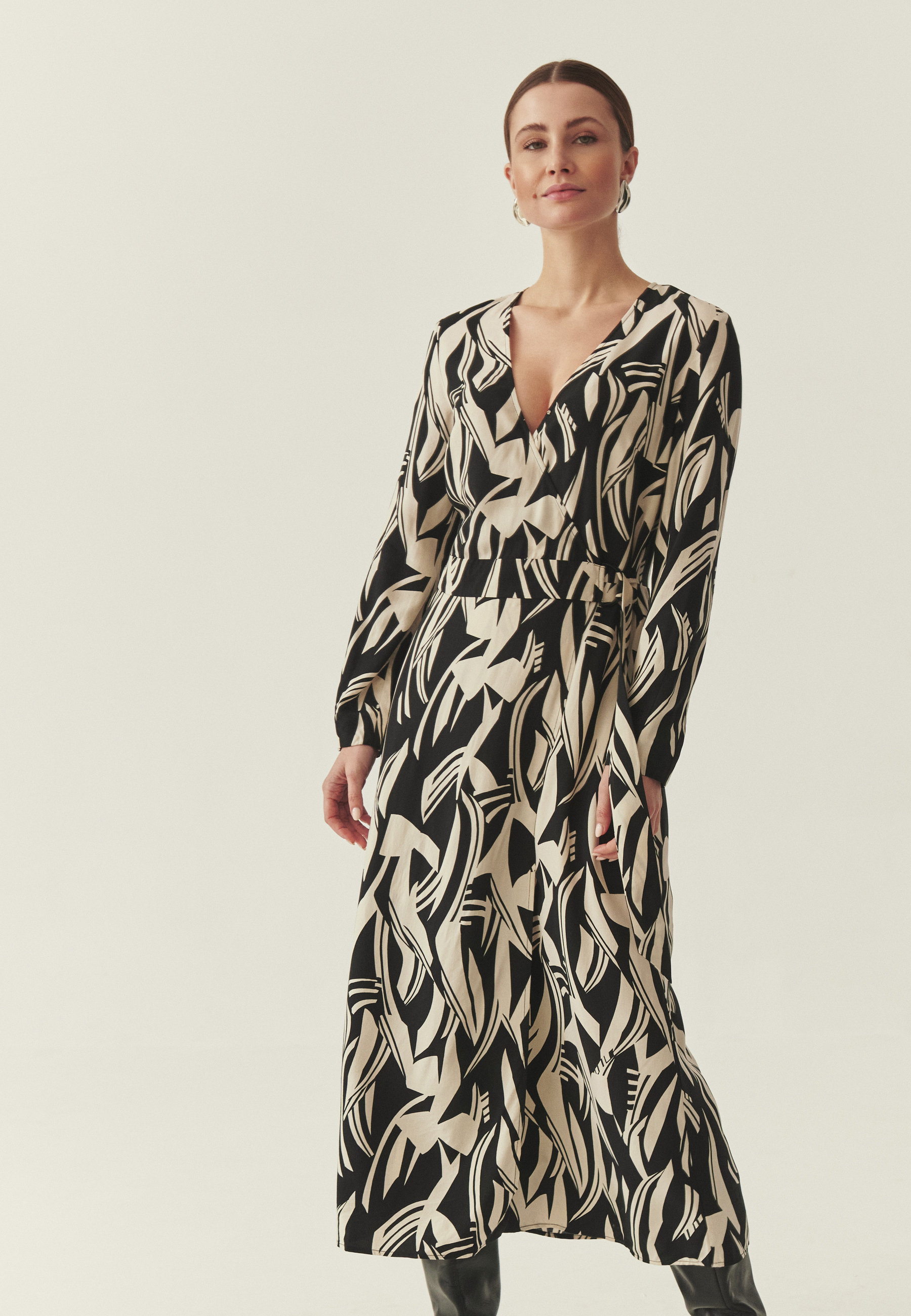 KOPERTOWA SUKIENKA Z AUTORSKIM WZOREM - GOLTE 1 CZARNY 2