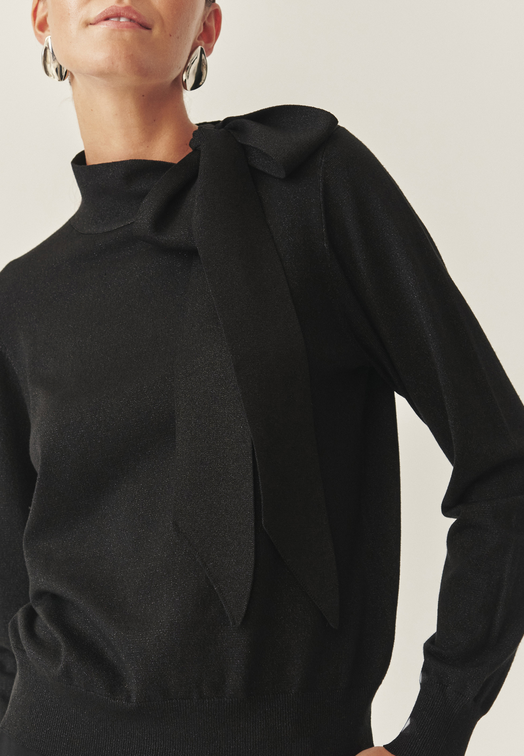 ELEGANCKI SWETER Z OZDOBNYM WIĄZANIEM - CONA CZARNY 2