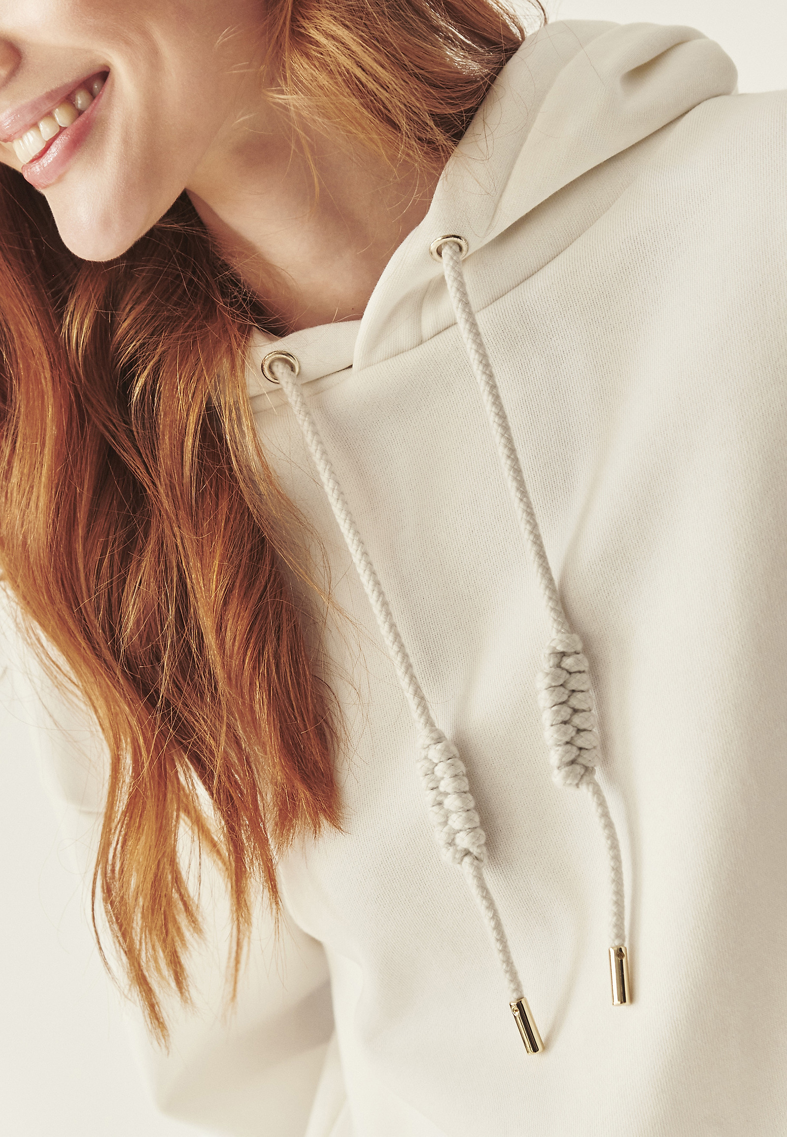 HAFTOWANA BLUZA Z KAPTUREM - ADENA 2 HAFTOWANA BLUZA Z KAPTUREM - ADENA 2 ECRU 115335