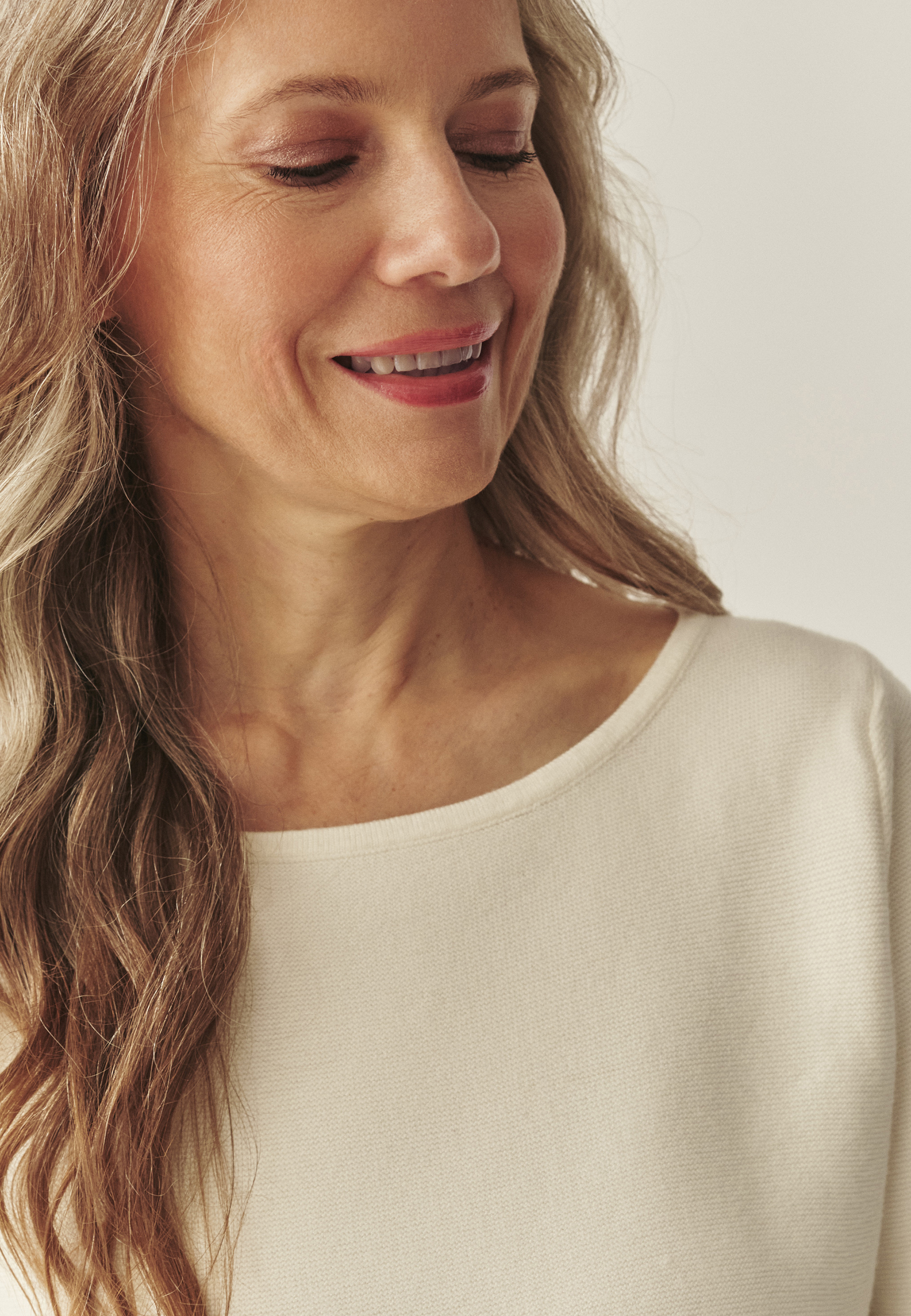 KLASICKÝ DÁMSKY SVETER S 3/4 RUKÁVOM A VRECKAMI – ADELLE ECRU 2