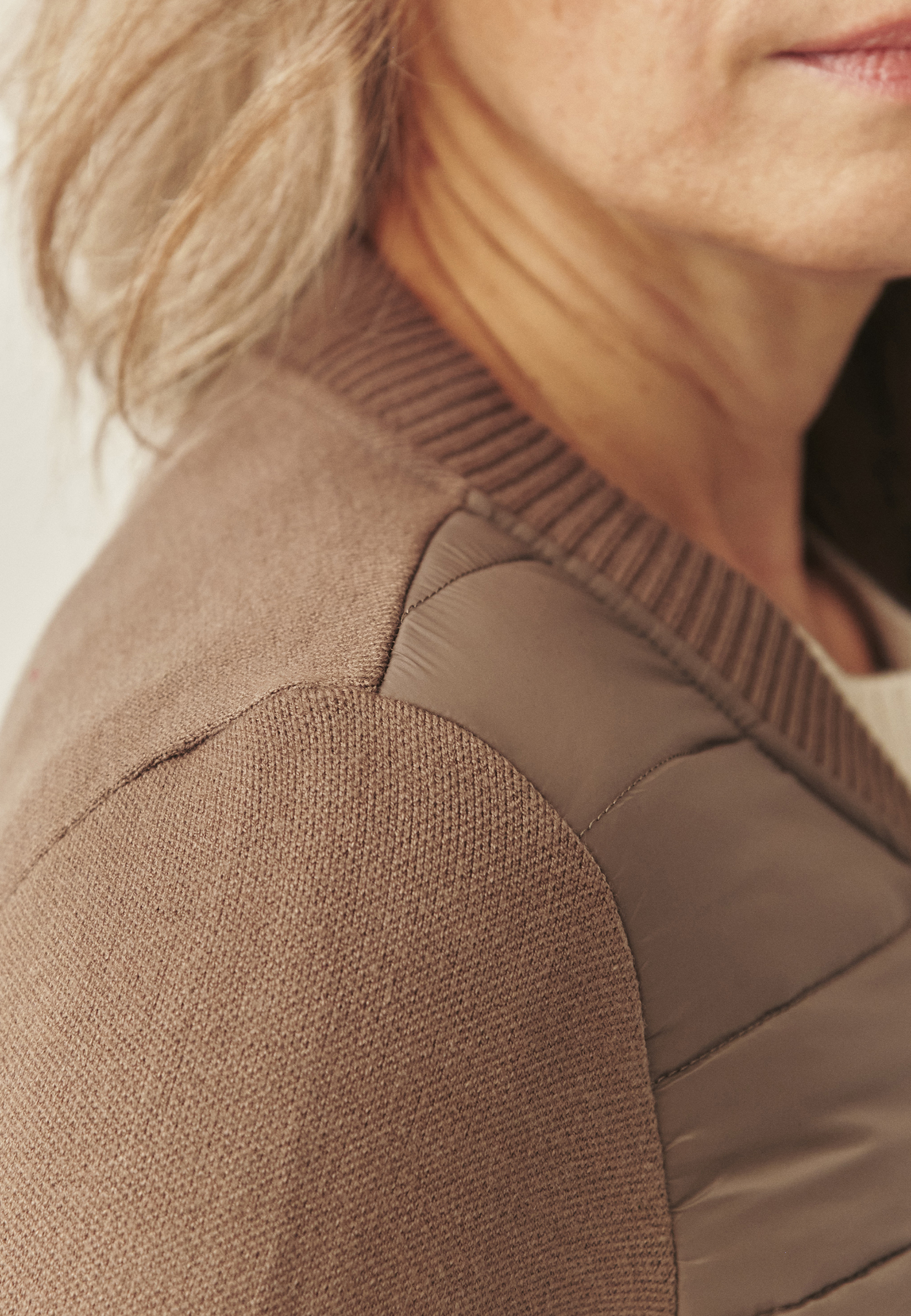 DÁMSKY SVETER S PREŠÍVANOU PREDNOU ČASŤOU – KADEKO 1 BÉŽOVÁ 2