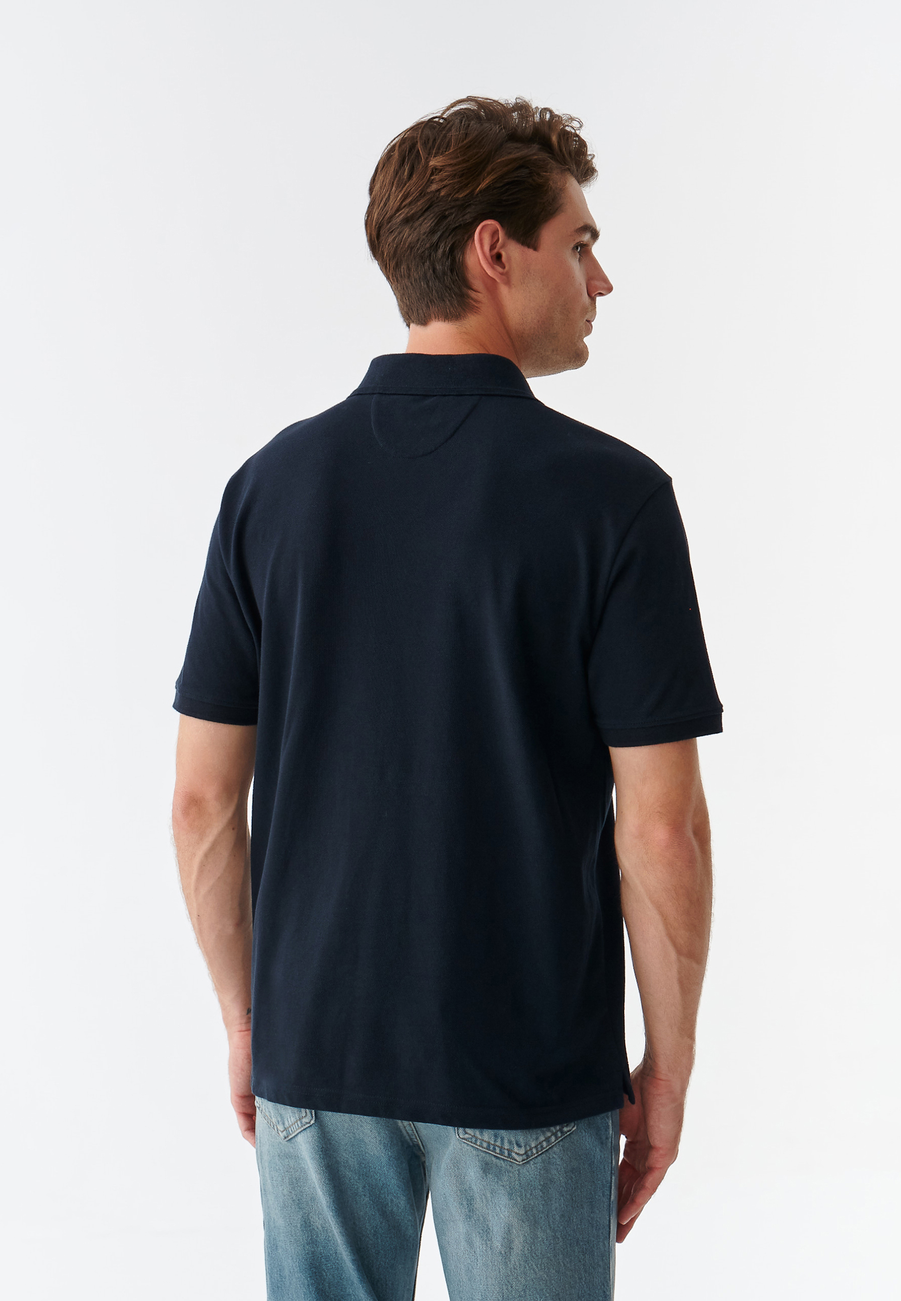 PÁNSKA PLETENÁ KOŠEĽA TYPU POLO S NÁŠIVKOU S MOTÍVOM MACKA UŠKA JAY