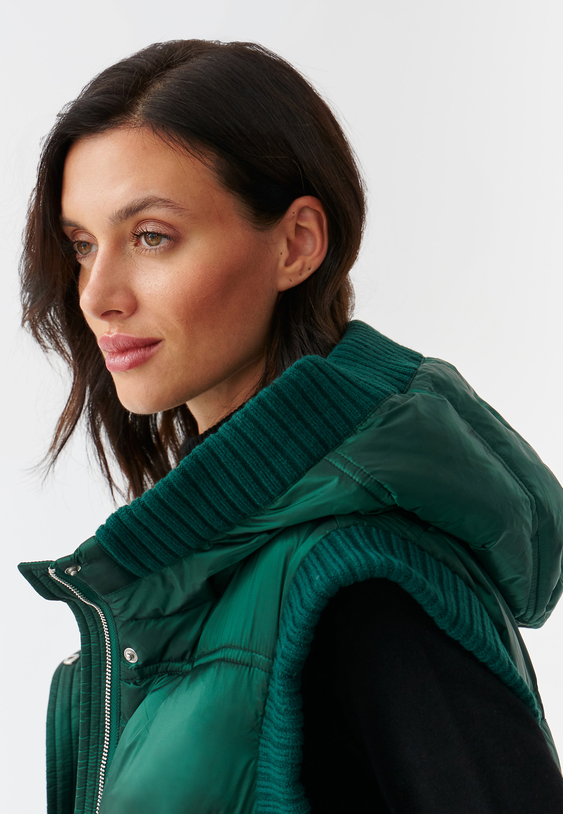 DÁMSKA ZATEPLENÁ TEXTILNÁ VESTA S KAPUCŇOU MARINEZA