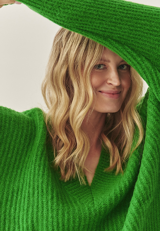 PULOVER DE DAMĂ OVERSIZE CU DECOLTEU ÎN FORMA LITEREI „V” — ONYX PULOVER DE DAMĂ OVERSIZE CU DECOLTEU ÎN FORMA LITEREI „V” — ONYX VERDE 5