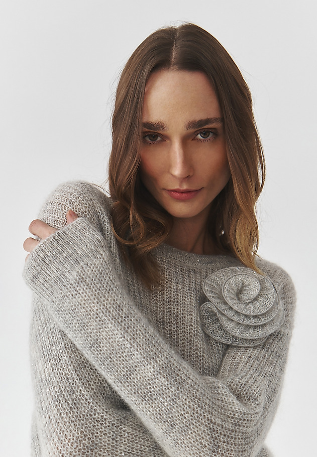 LADIES' JUMPER IN YARN WITH FLORAL, DECORATIVE ELEMENT — CLAIRE LADIES' JUMPER IN YARN WITH FLORAL, DECORATIVE ELEMENT — CLAIRE SREBRNY 4