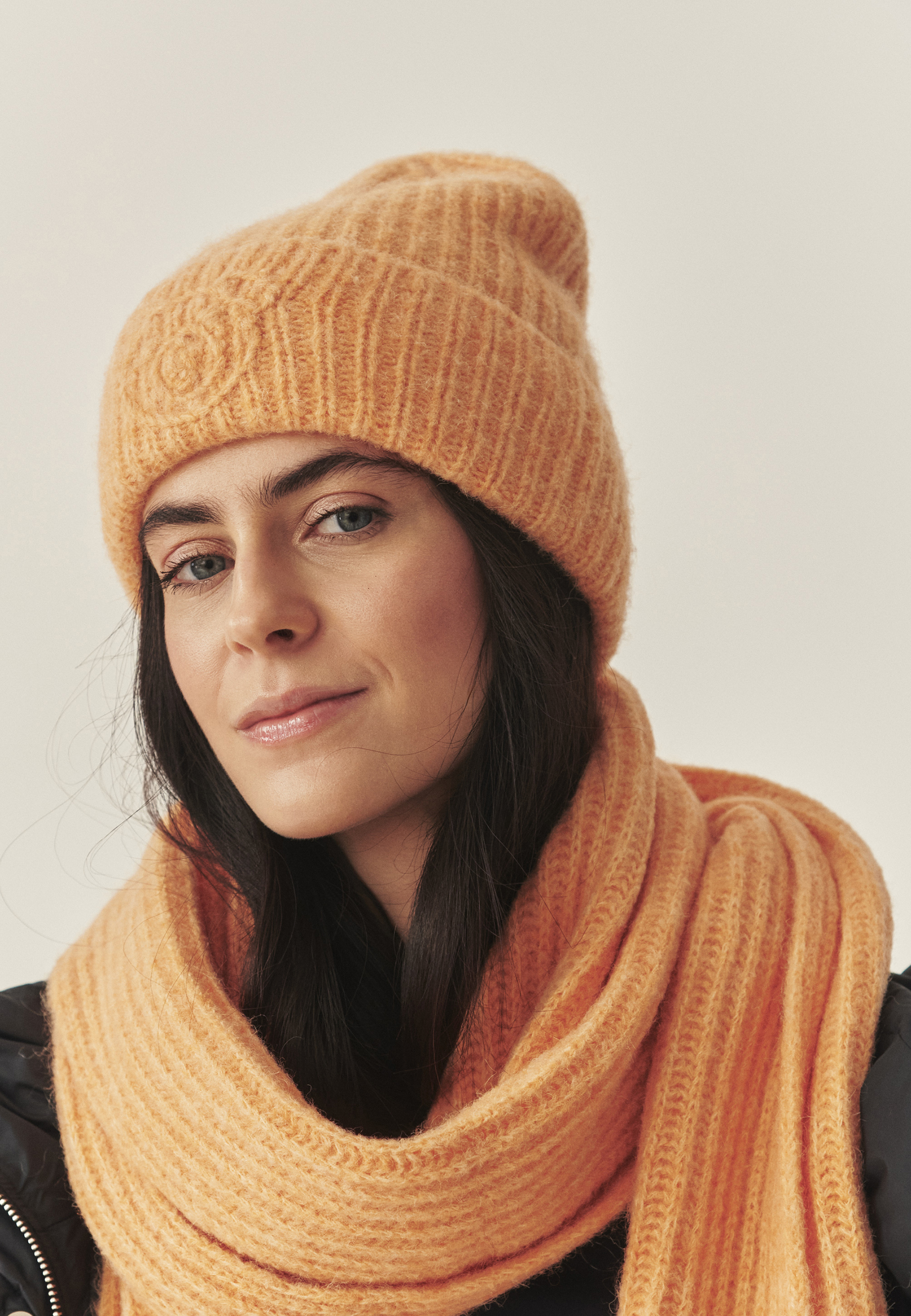 KLASICKÁ ČEPICE S VÝŠIVKOU MEDVĚDA USZATEK - NERIS 2 ORANŽOVÁ 2