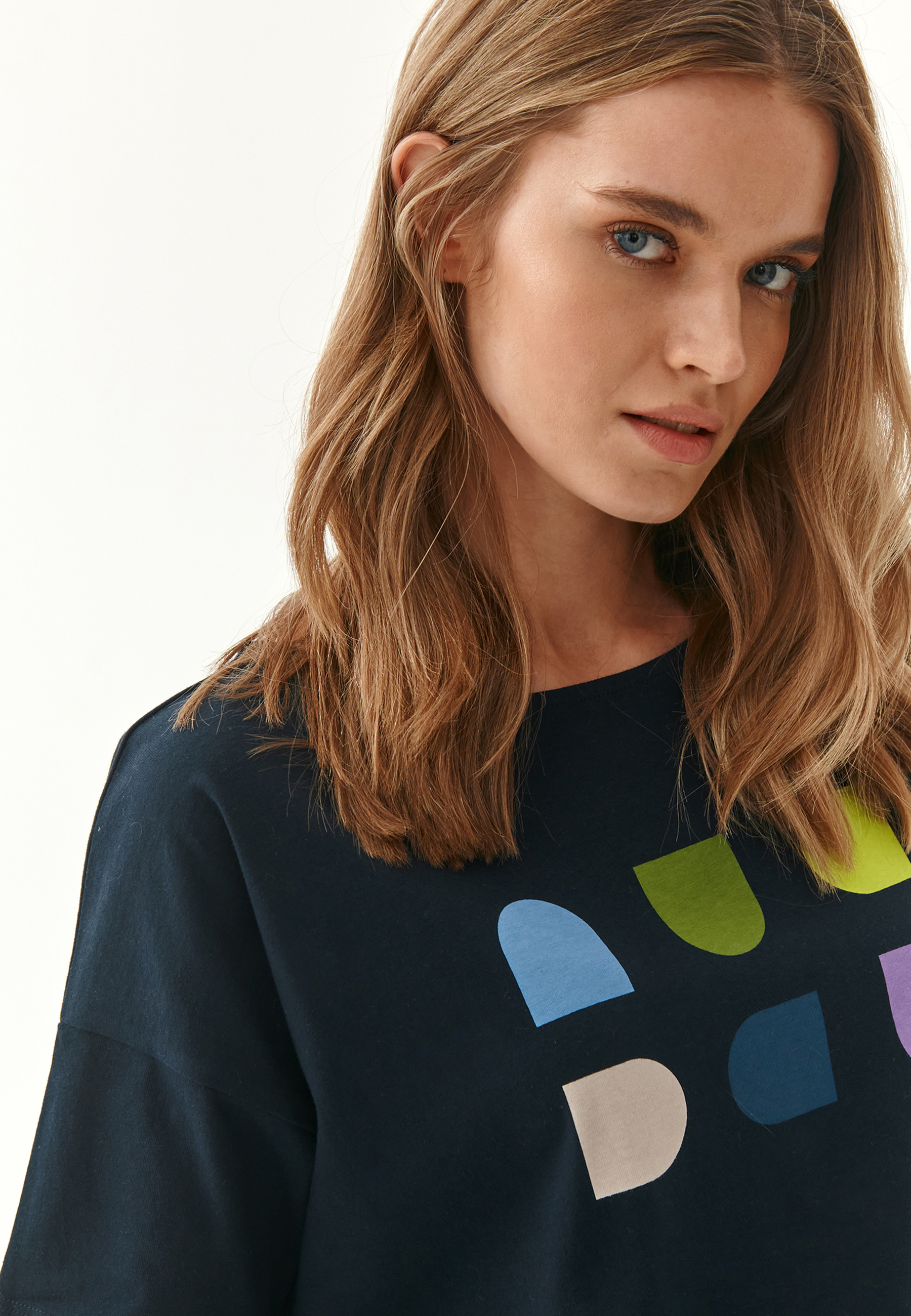 DÁMSKÉ TRIČKO S GEOMETRICKÝM POTISKEM MIZA