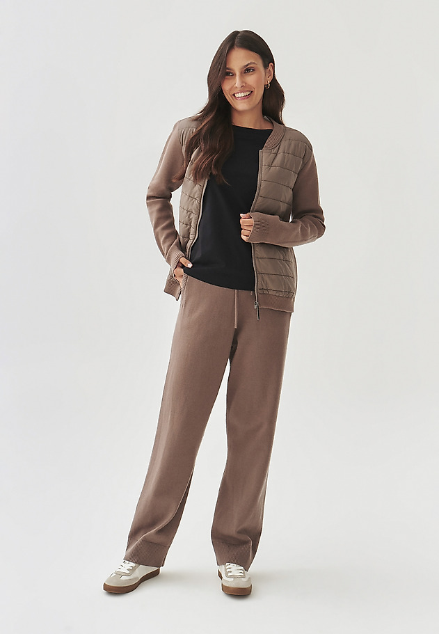 LADIES' JUMPER WITH QUILTED FRONT - KADEKO 1 LADIES' JUMPER WITH QUILTED FRONT - KADEKO 1 BEŻOWY 2