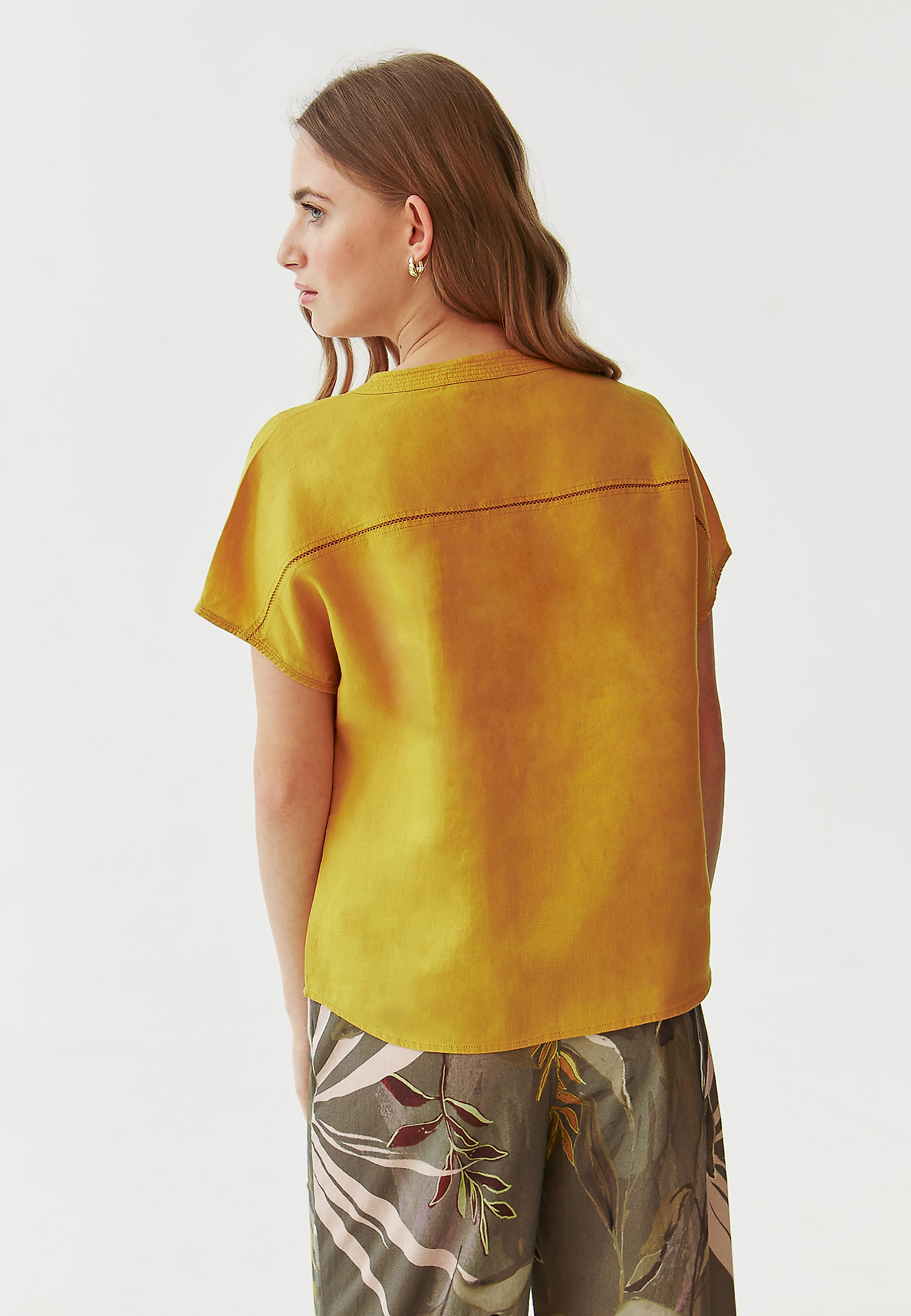 LANENA BLUZA S KOKOSOVIMI GUMBI - SARAKIMO LANENA BLUZA S KOKOSOVIMI GUMBI - SARAKIMO RUMENA 96753
