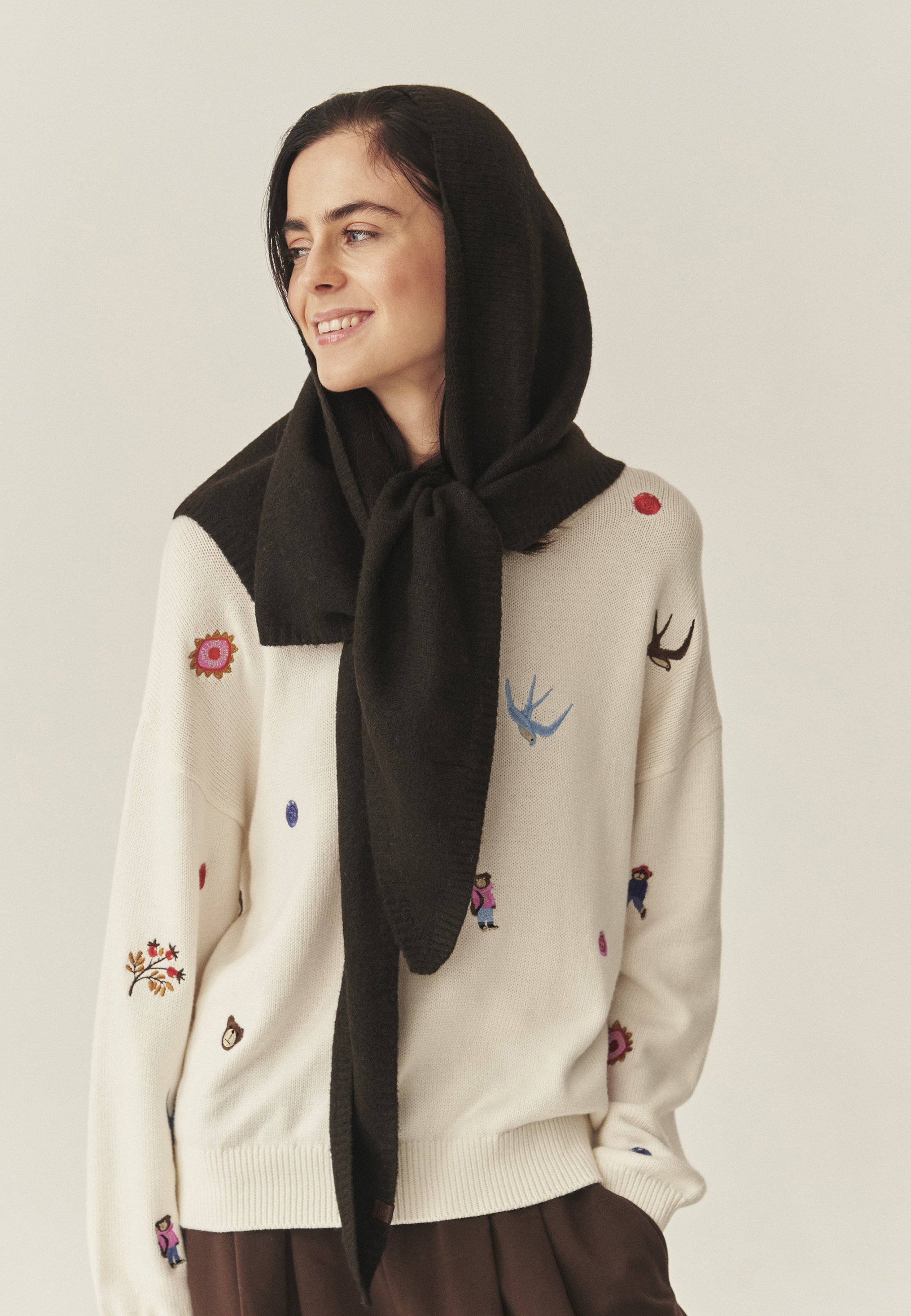 TRÓJKĄTNY SZALIK Z DOMIESZKĄ WEŁNY - SNUGA 1 BRĄZOWY 2