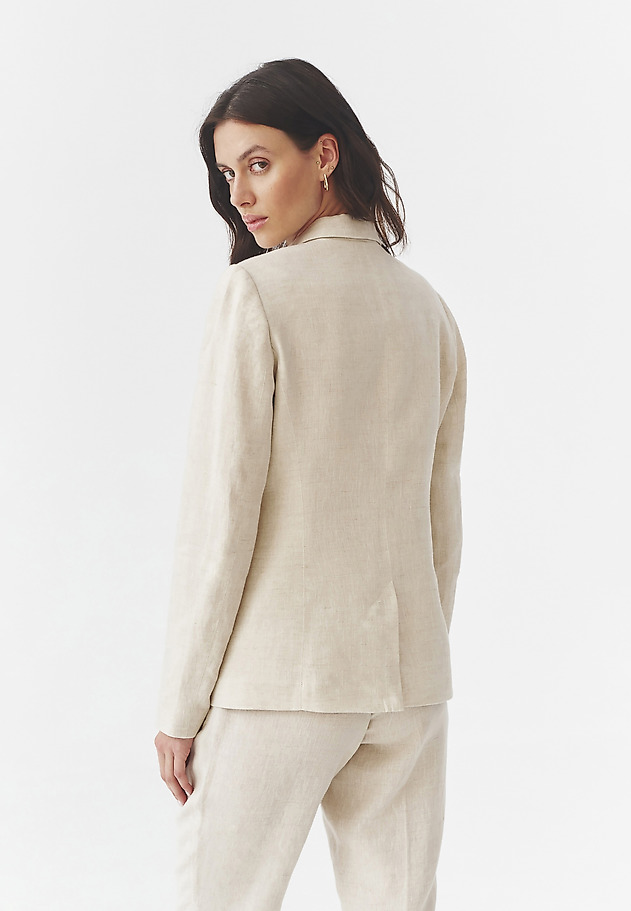 STYLISH LADIES’ BLAZER WITH COCONUT BUTTON - KAREMA 2 STYLISH LADIES’ BLAZER WITH COCONUT BUTTON - KAREMA 2 BEŻOWY 4