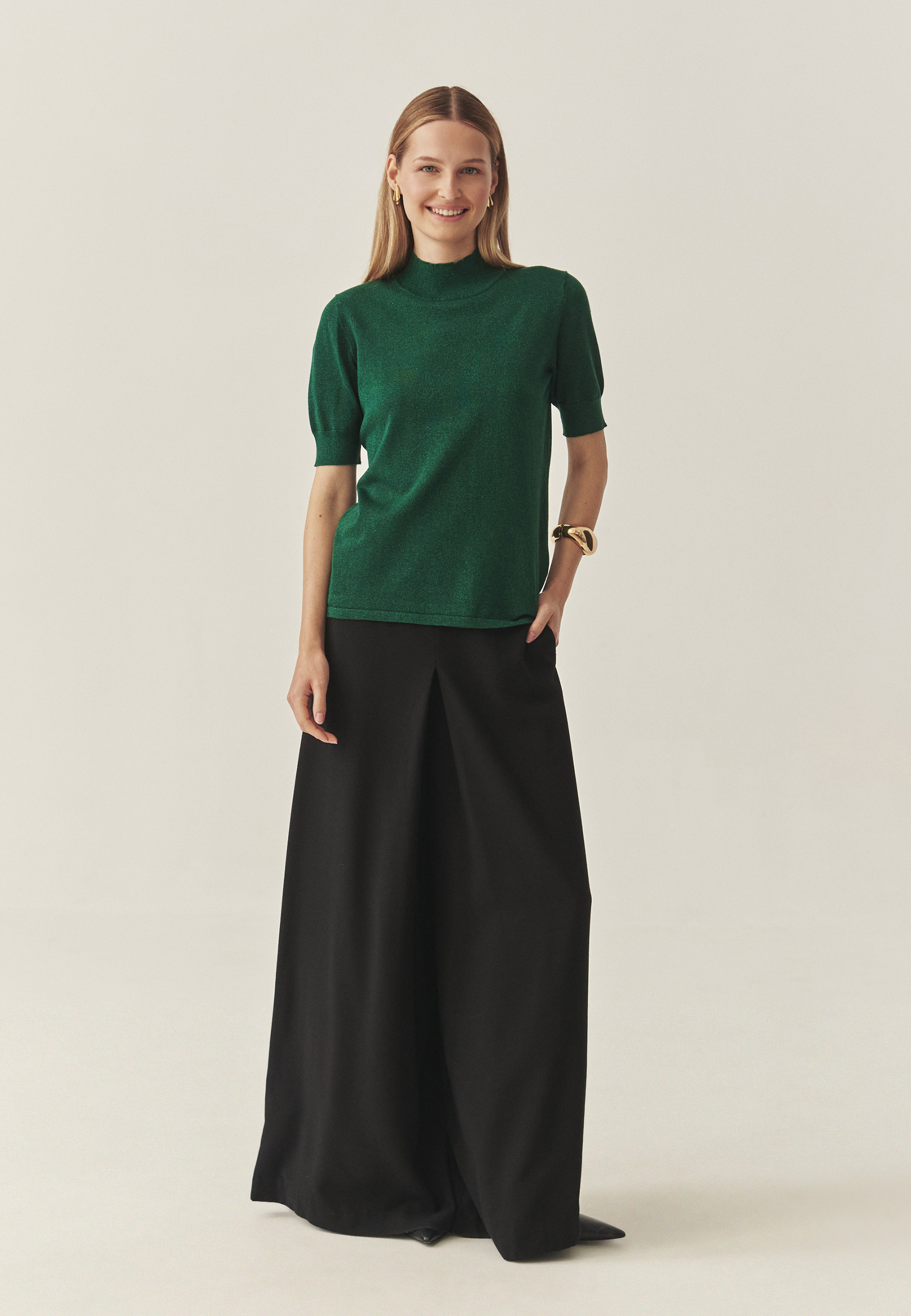 DAMSKI SWETER Z GOLFEM I POŁYSKUJĄCĄ PRZĘDZĄ — LU 2 ZIELONY 2