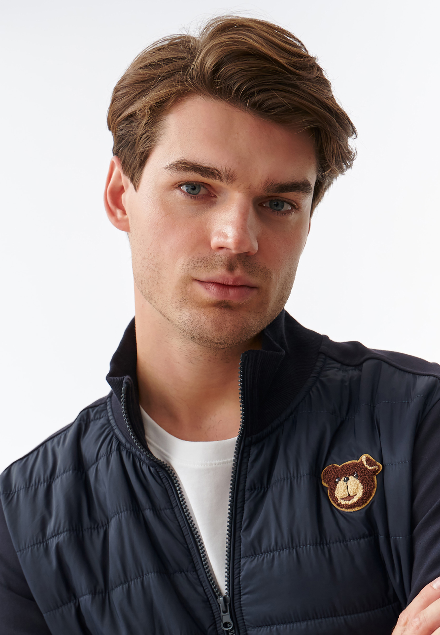 MODERNÁ PÁNSKA MIKINA S NÁŠIVKOU S MOTÍVOM MACKA UŠKA KADET NÁMORNÍCKA MODRÁ 2