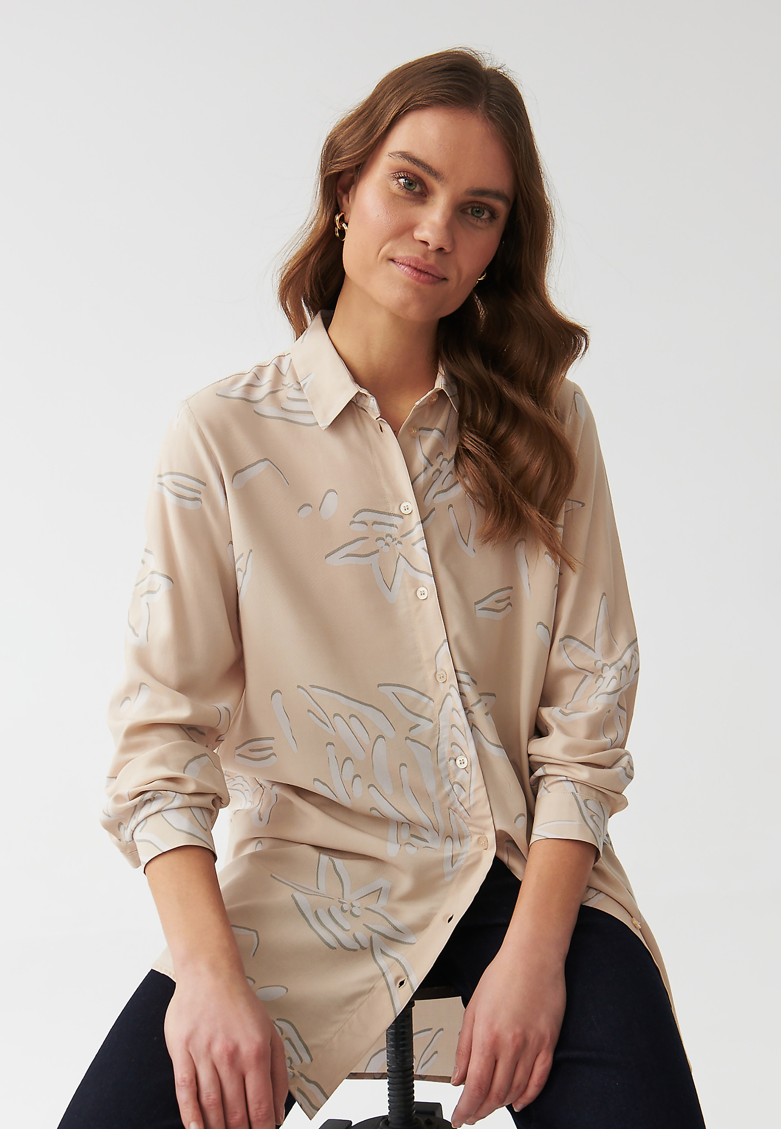 DÁMSKÁ KOŠILOVÁ TUNIKA S MODERNÍM KVĚTINOVÝM POTISKEM - LIBU DÁMSKÁ KOŠILOVÁ TUNIKA S MODERNÍM KVĚTINOVÝM POTISKEM - LIBU VÍCEBAREVNÝ 95888