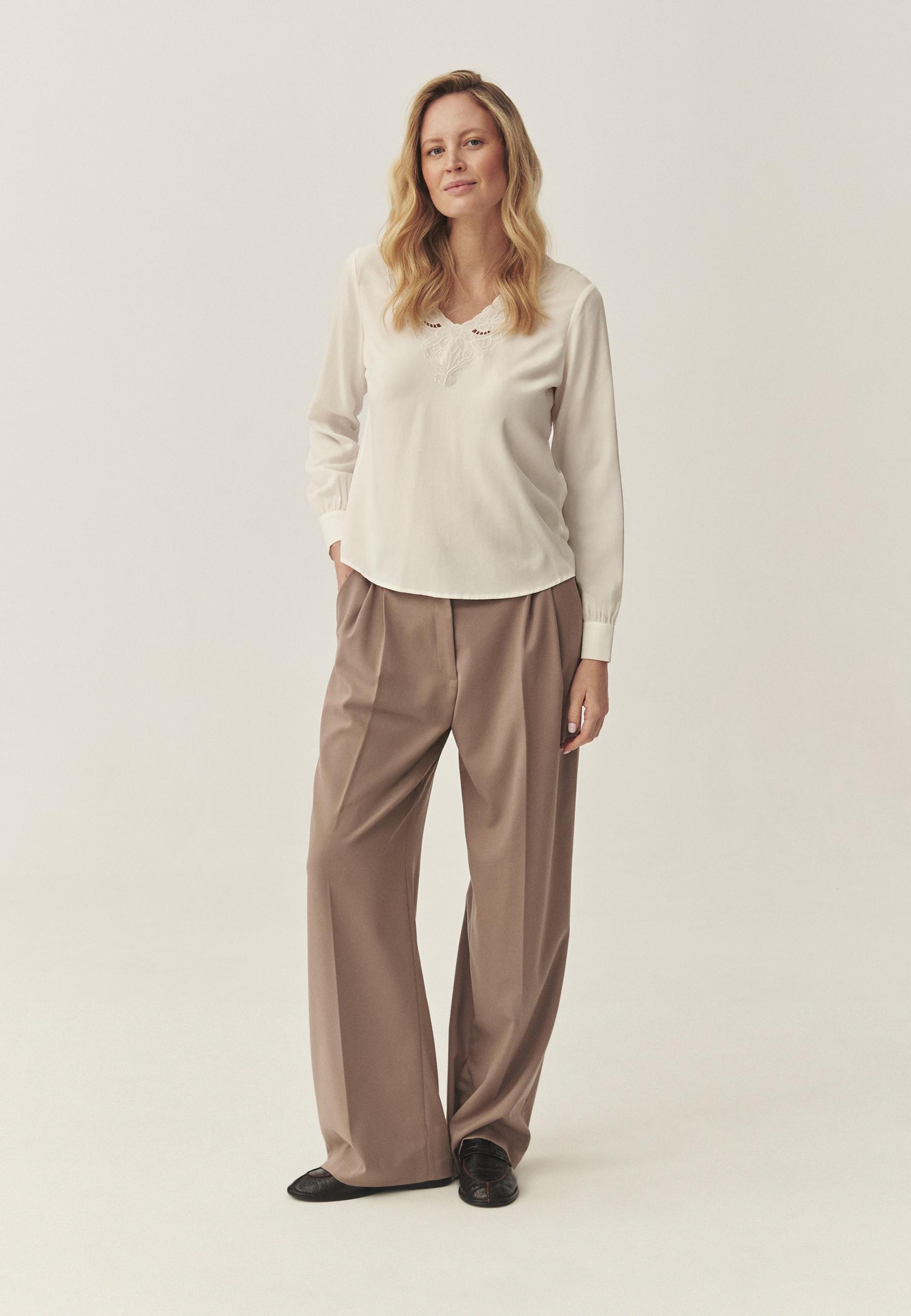 LADIES' WOVEN BLOUSE WITH A SWEETHEART NECKLINE AND LACE EMBELLISHMENT — EMBRO

 ECRU 2